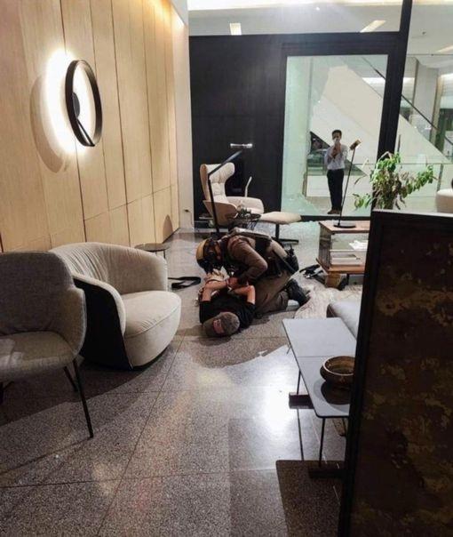 曼谷商場槍擊案,槍手遭制服。(互聯網)