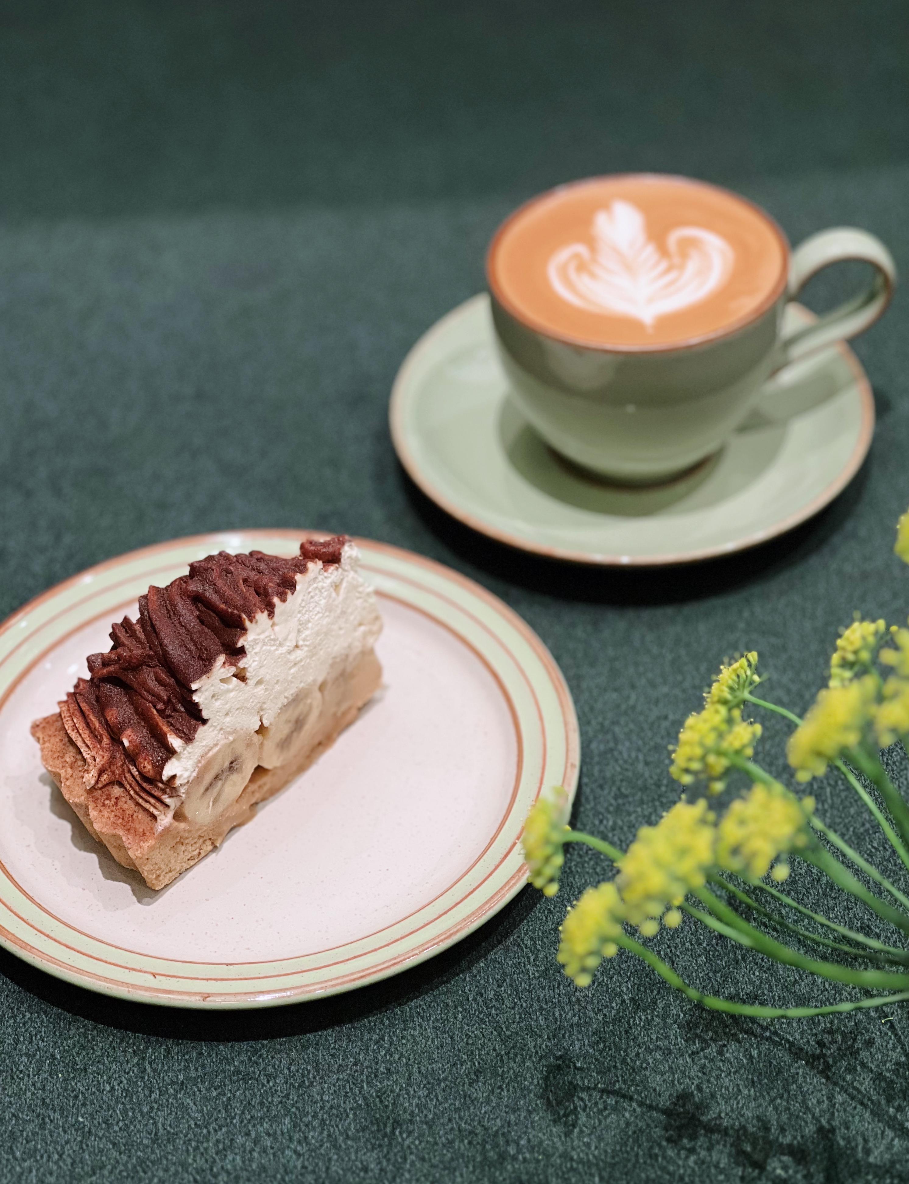 香脆批底盛着滿滿的鮮忌廉,新鮮香蕉及海鹽焦糖醬,是甜 美細滑的經典味道。