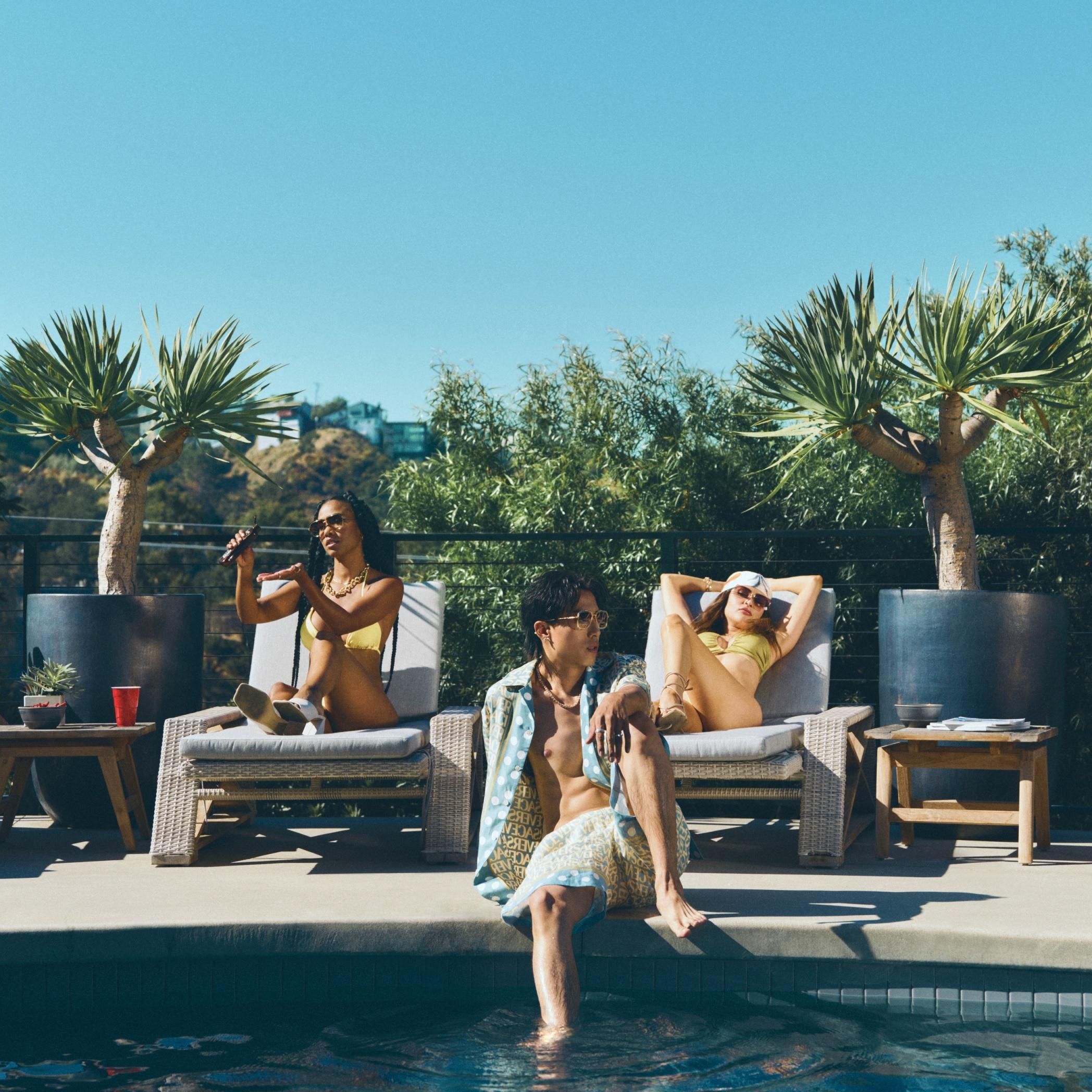 《Blue Monkey》仿效美式MV氛圍,有靚景美女,還有AK大騷八嚿腹肌。