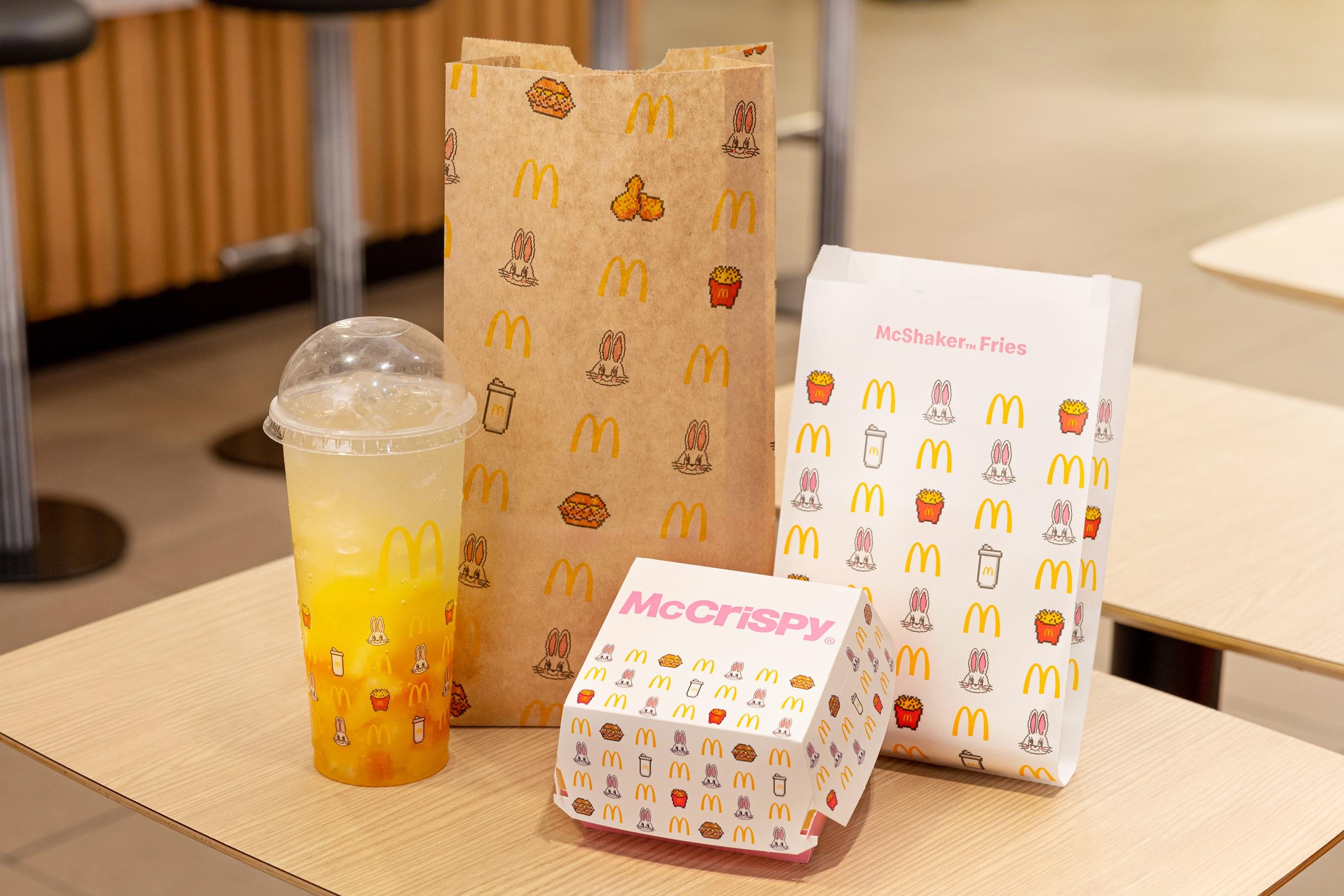 麥當勞特意帶來一系列特色美食包裝,包括漢堡飽盒、Shake Shake薯條袋及大大啖飲品杯,而包裝以粉紅色及紫色作為主調,配合像素化的薯條及麥炸雞等圖案,經典和現代元素並存,除了呼應NewJeans音樂風格,更能突顯NewJeans的可愛活力!