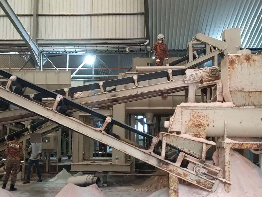 孟加拉籍工人跌入巨大攪拌機內意外死亡,事後需要6名警察把遺體拖出。(網上圖片)