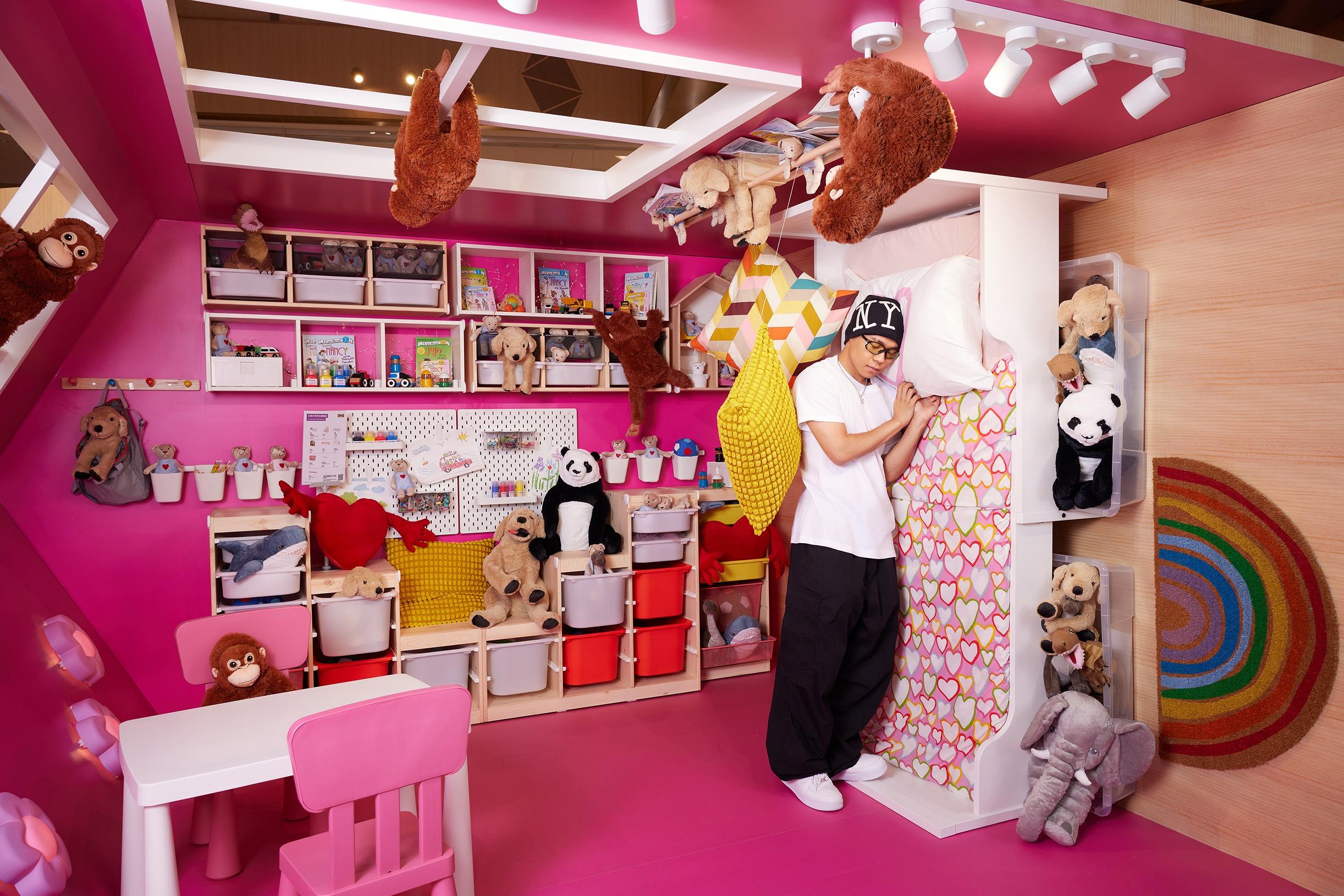 天馬行空的兒童睡房:以粉紅色作兒童睡房主調,配上顏色鮮豔明亮的家飾家品和多種玩具收納靈感,並採用傾斜角度示人,就像小朋友不受限制的想像力。