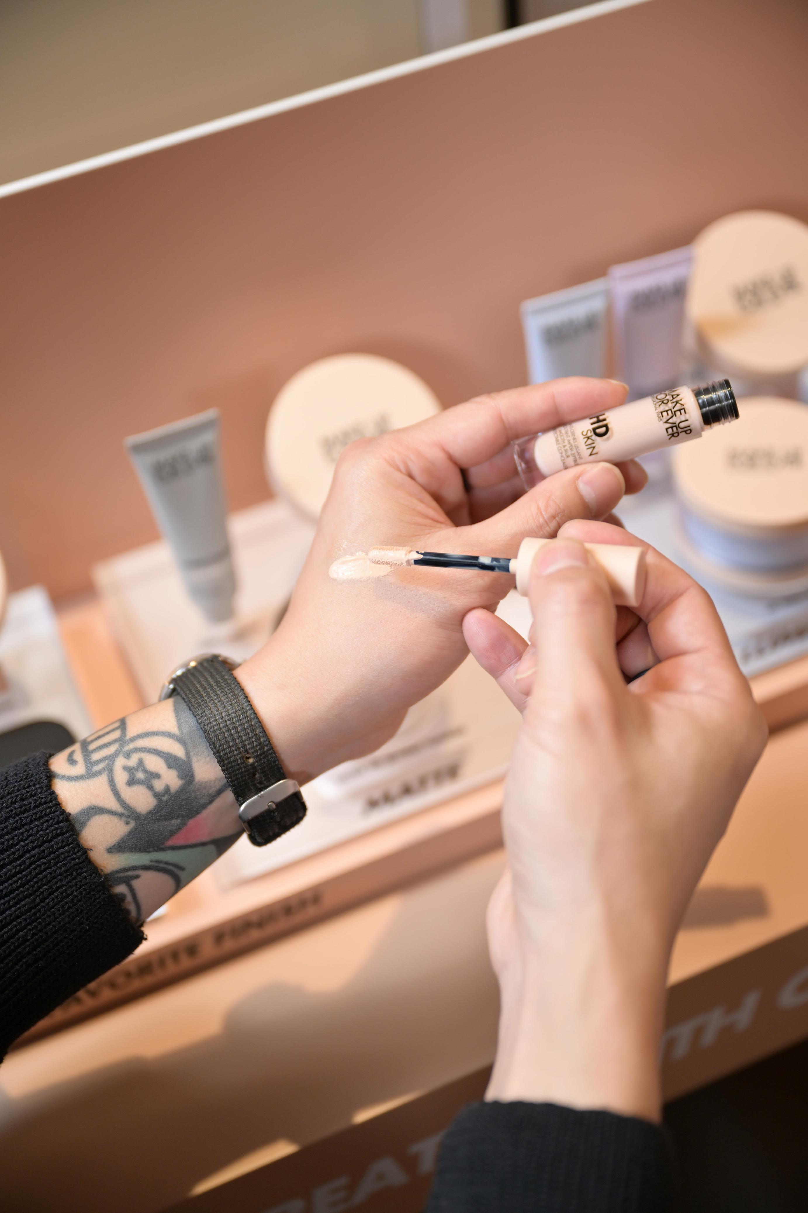 高清隱形遮瑕霜共有12色。