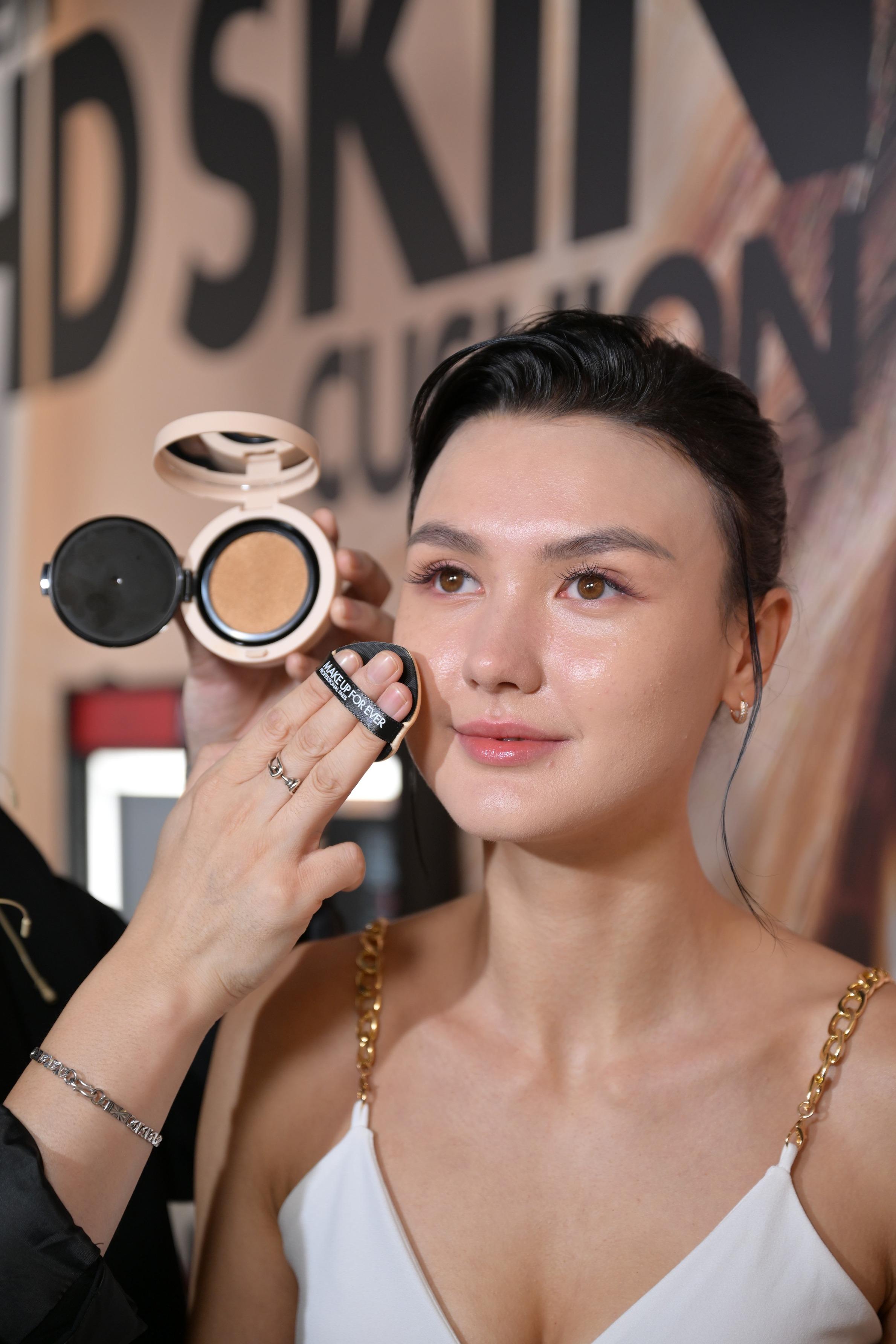 STEP 2:以粉撲取高清持妝氣墊粉底印上皮膚,即時明顯修膚色。如需高度遮瑕妝感,可沾取兩下Cushion份量印上,遮瑕度輕易隨意調較。