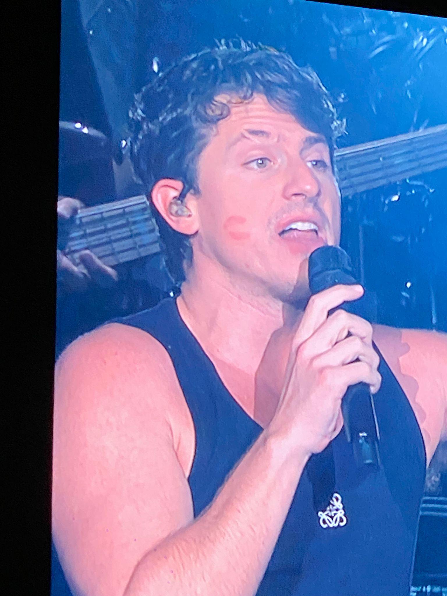 Charlie Puth登場時右邊面有個紅色唇印。