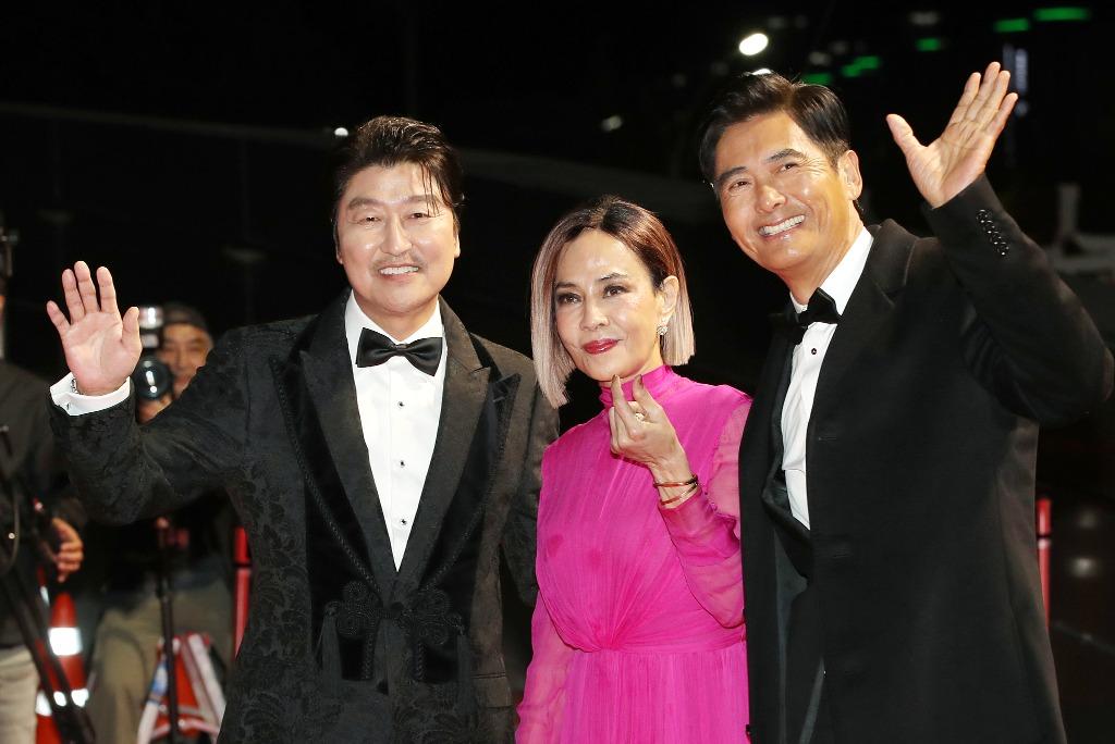 周潤發出席釜山電影節獲頒「亞洲電影人獎」,他與太太行紅地氈時,遇上韓國影帝宋康昊(左),不忙影合照留念。(圖片來源:視覺中國)