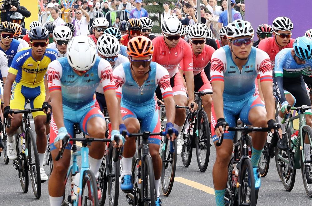 香港單車隊出戰男子公路單車。(港協暨奧委會圖片)