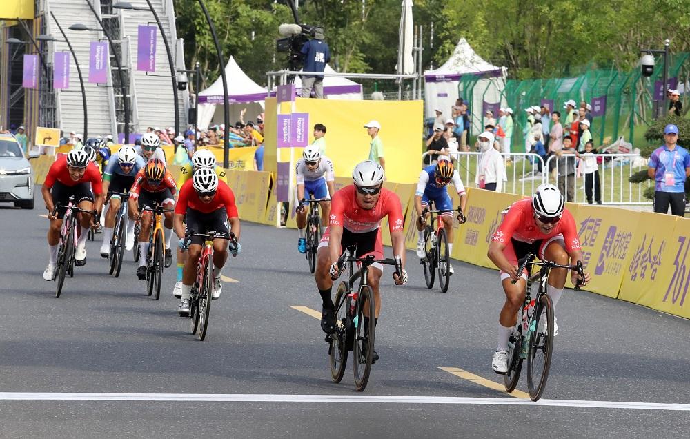 香港單車代表梁嘉儒與高肇蔚在公路賽衝線。(港協暨奧委會圖片)