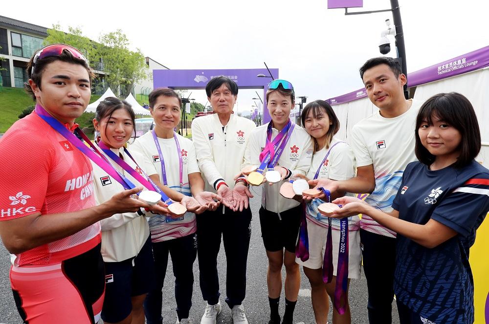 香港單車隊展示在今屆賽事的獎牌。(港協暨奧委會圖片)