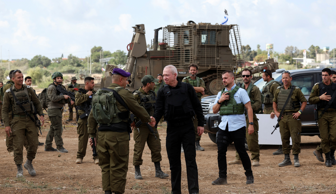 以色列國防部長加蘭特向集結在加沙邊境的士兵發表講話,要求部隊「做好準備等待命令」,暗示將對加沙發動地面戰。(路透社)