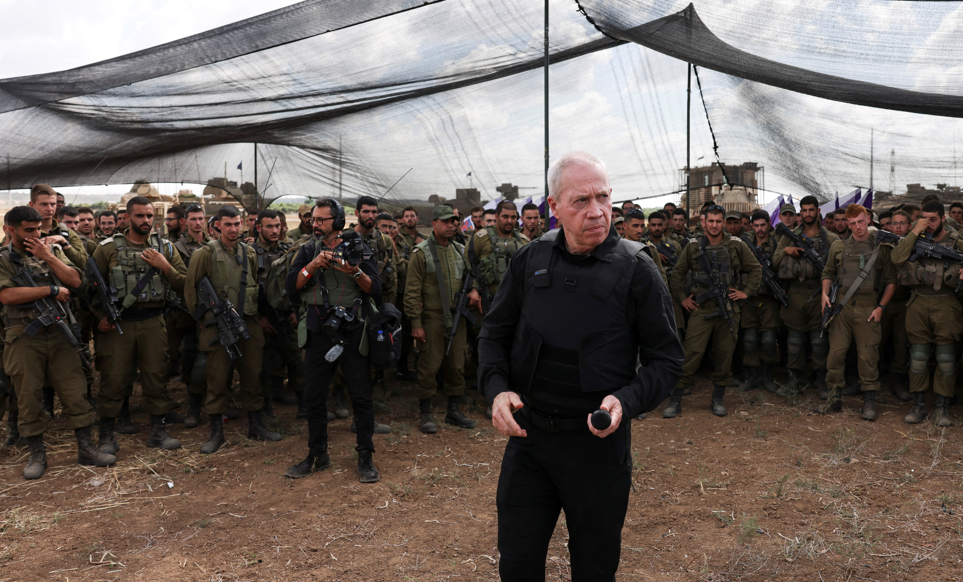 以色列國防部長加蘭特向集結在加沙邊境的士兵發表講話,要求部隊「做好準備等待命令」,暗示將對加沙發動地面戰。(路透社)
