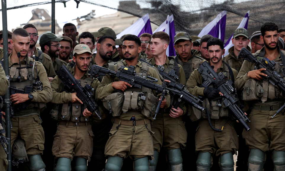 以色列國防部長加蘭特向集結在加沙邊境的士兵發表講話,要求部隊「做好準備等待命令」,暗示將對加沙發動地面戰。(路透社)