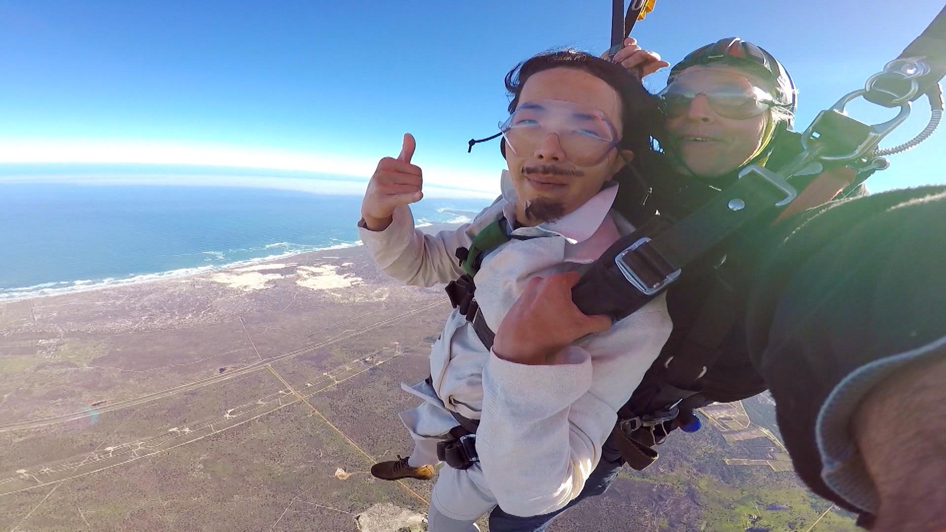 程人富在首集《無制限探險隊》玩高空跳傘。