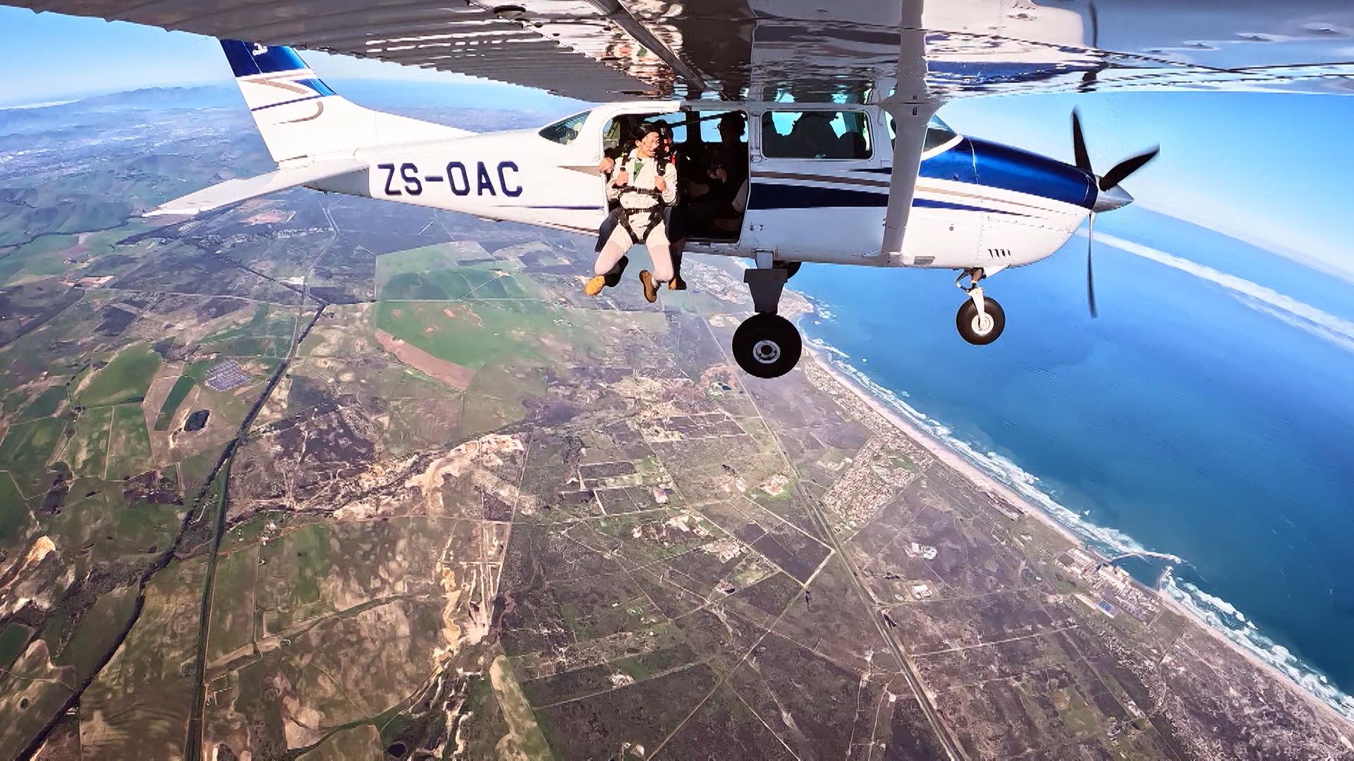 Marco和程人富在首集《無制限探險隊》玩高空跳傘。