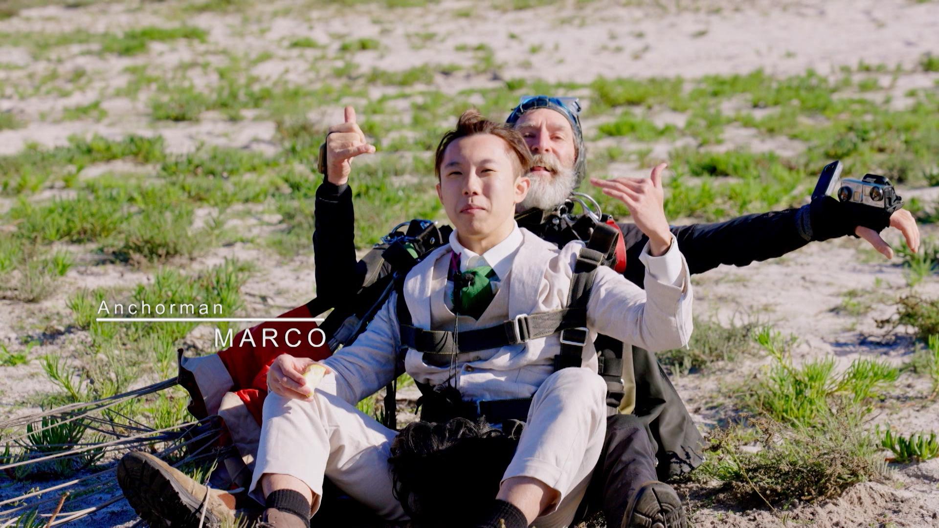 Marco在首集《無制限探險隊》玩高空跳傘。