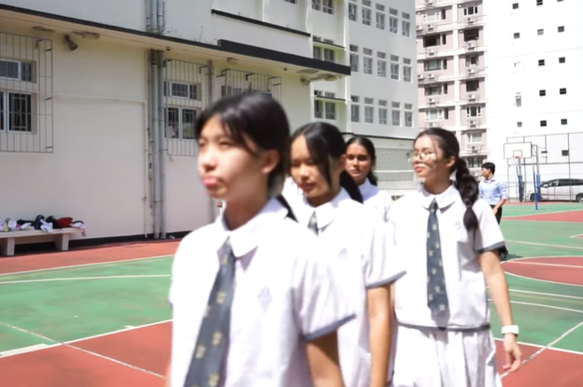 玫瑰崗中學早前決定三年後停辦,學校學生向特首李家超發公開信,並拍攝成片段,由學生讀出「求助」信。