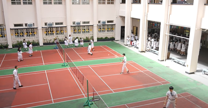 玫瑰崗中學早前決定三年後停辦,學校學生向特首李家超發公開信,並拍攝成片段,由學生讀出「求助」信。