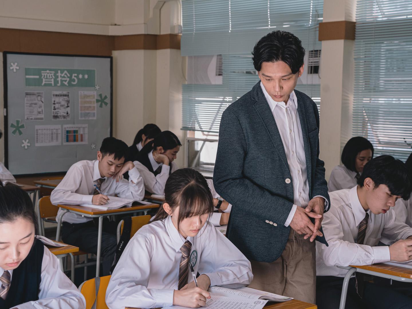 盧鎮業在《年少日記》演教師,為找出班上企圖輕生的學生,重新面對充滿暴力與遺憾的童年。(劇照)