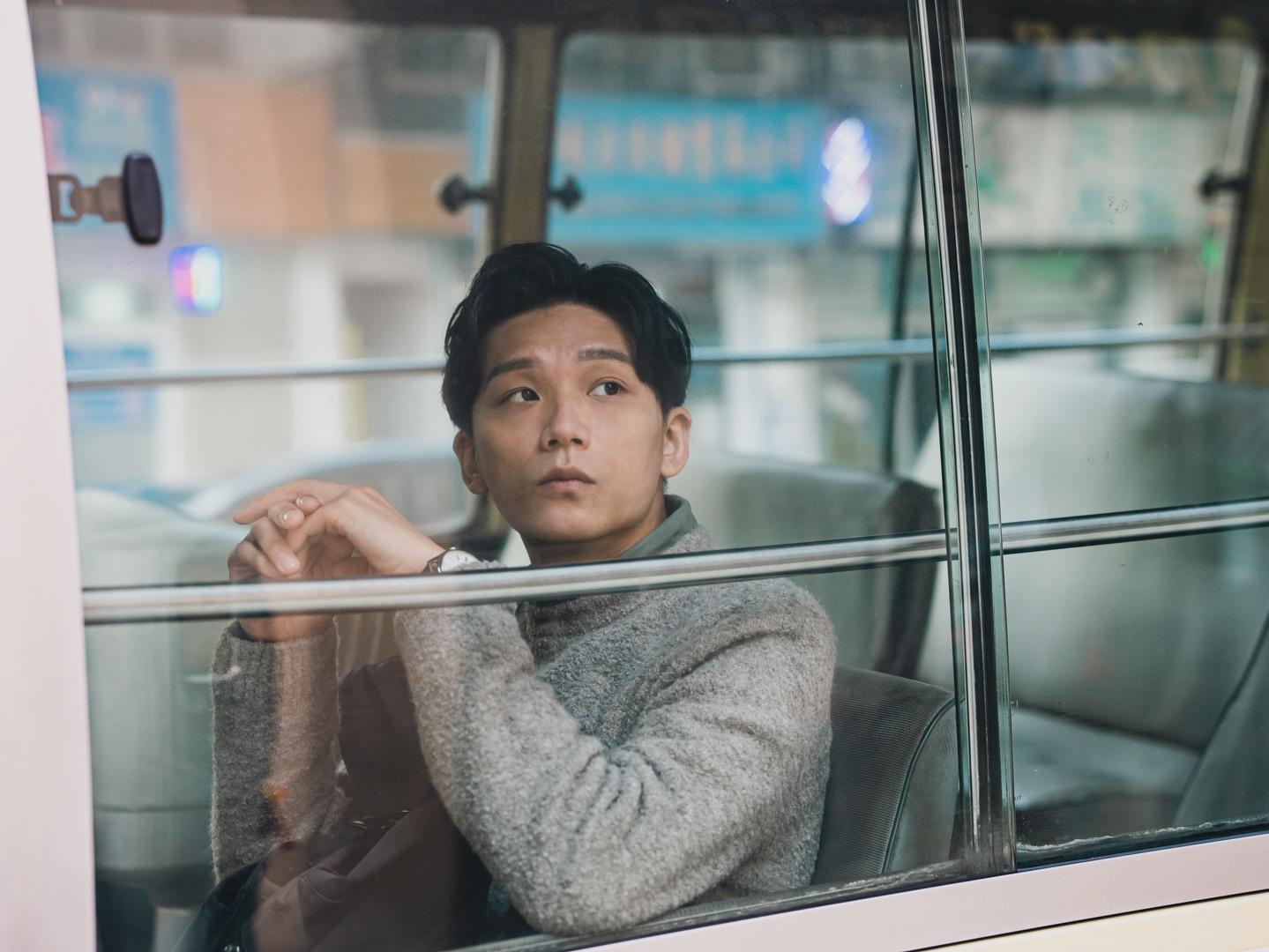 盧鎮業在《年少日記》演教師,重新面對充滿暴力與遺憾的童年。(劇照)