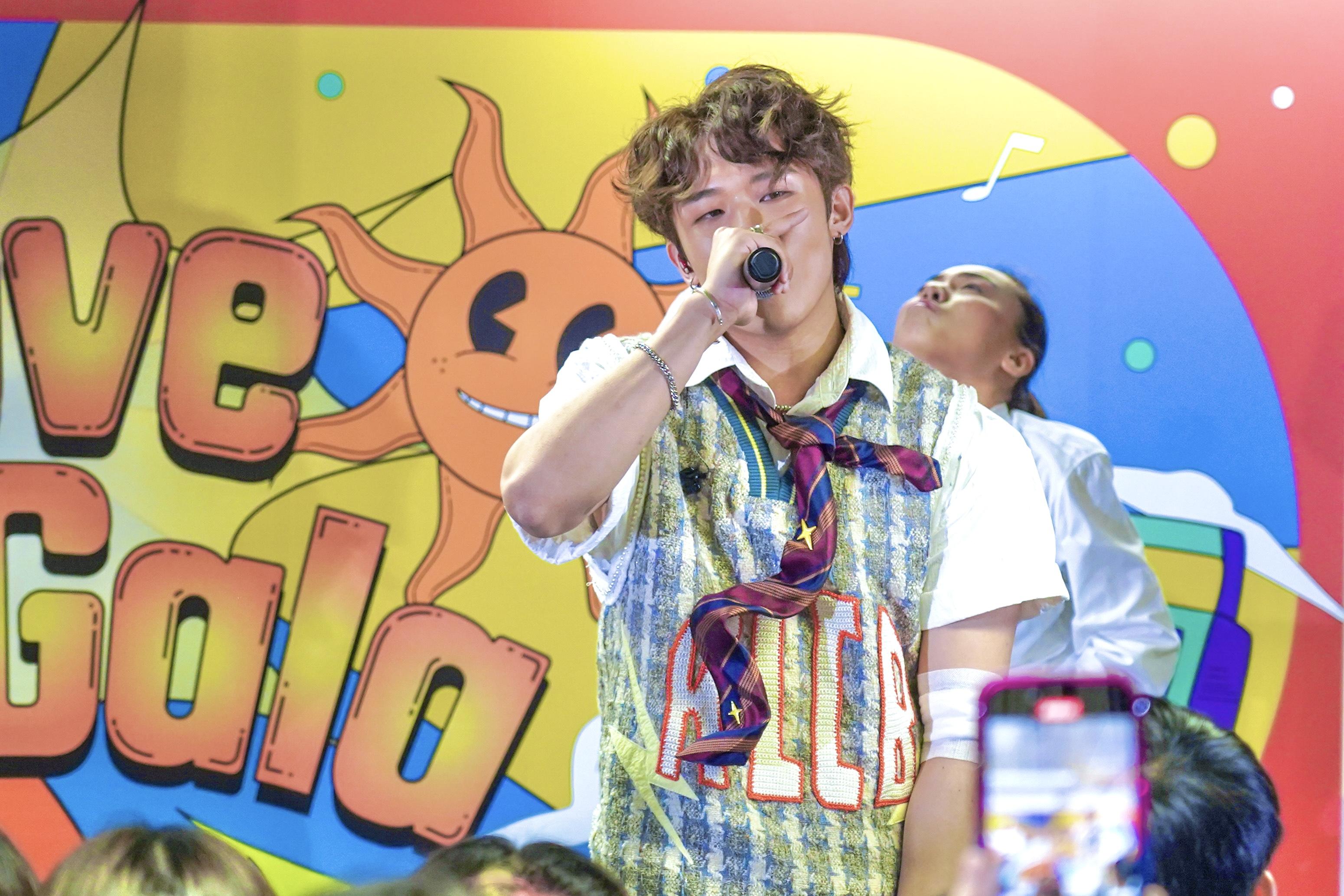 打頭陣的ANSONBEAN打呔上陣以壞學生造型示人。