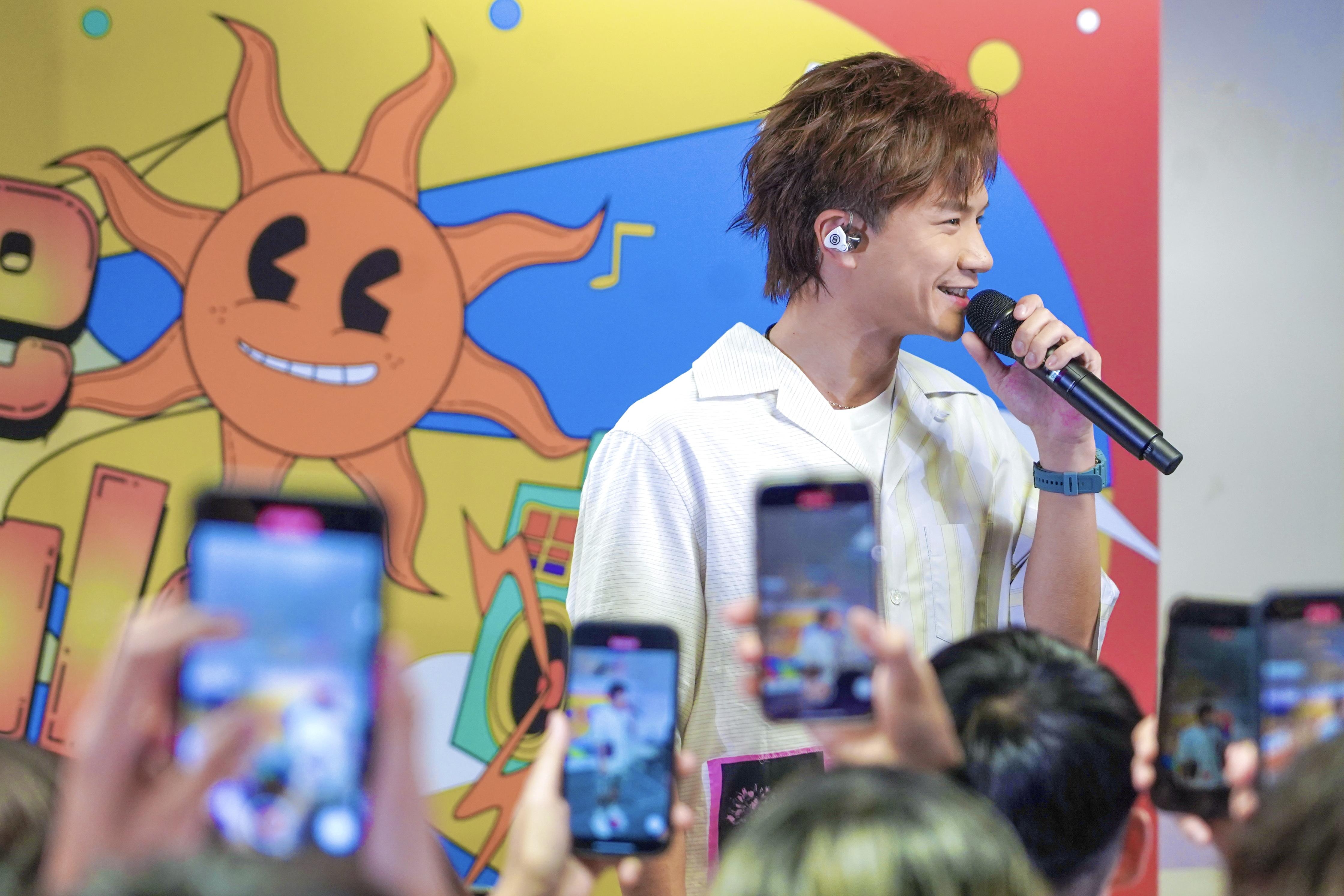 釗峰帶來兩首抒情慢歌。