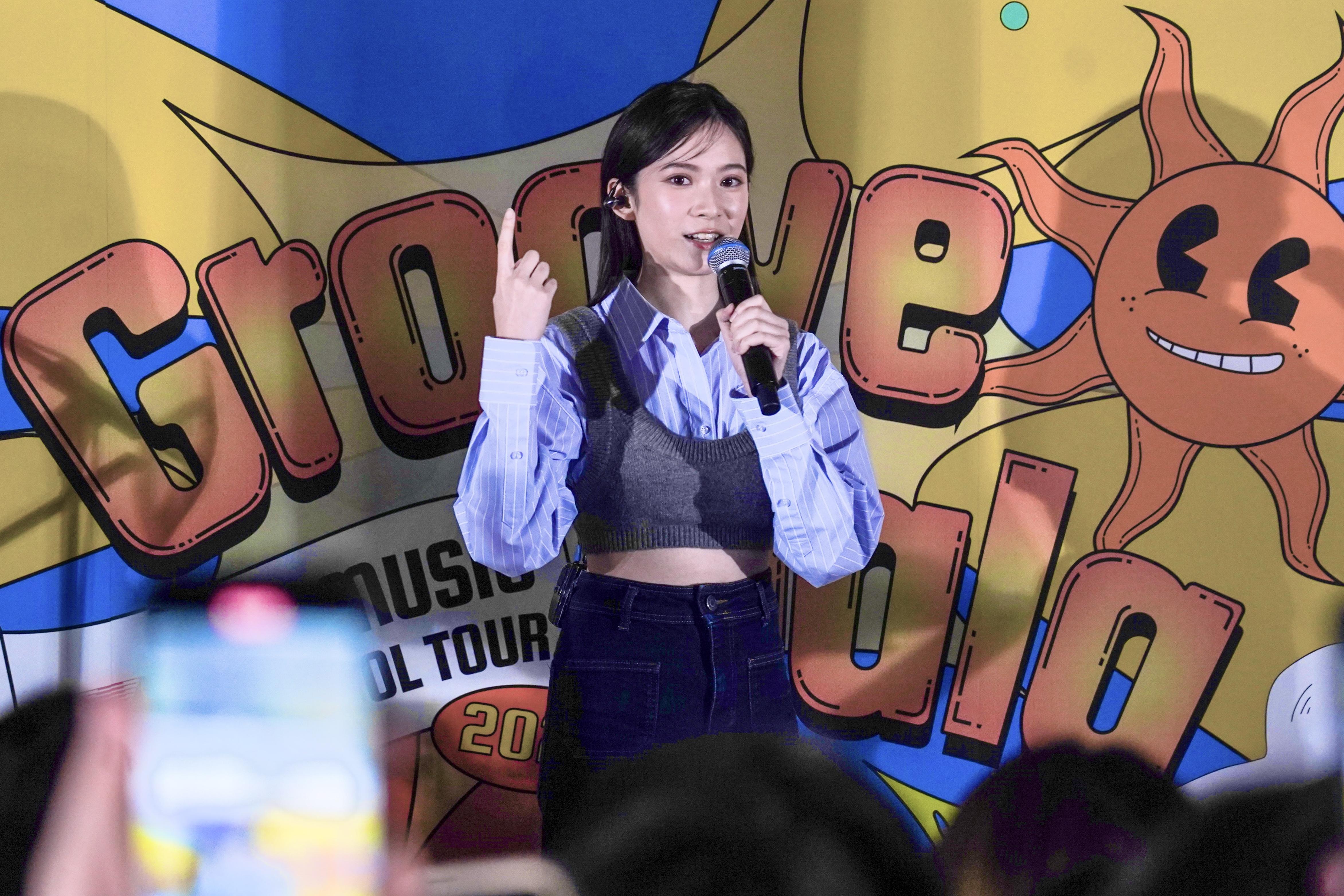 雲浩影半說笑指失策穿了長袖衫,熾熱氣氛令她很熱,下次要穿少一點。