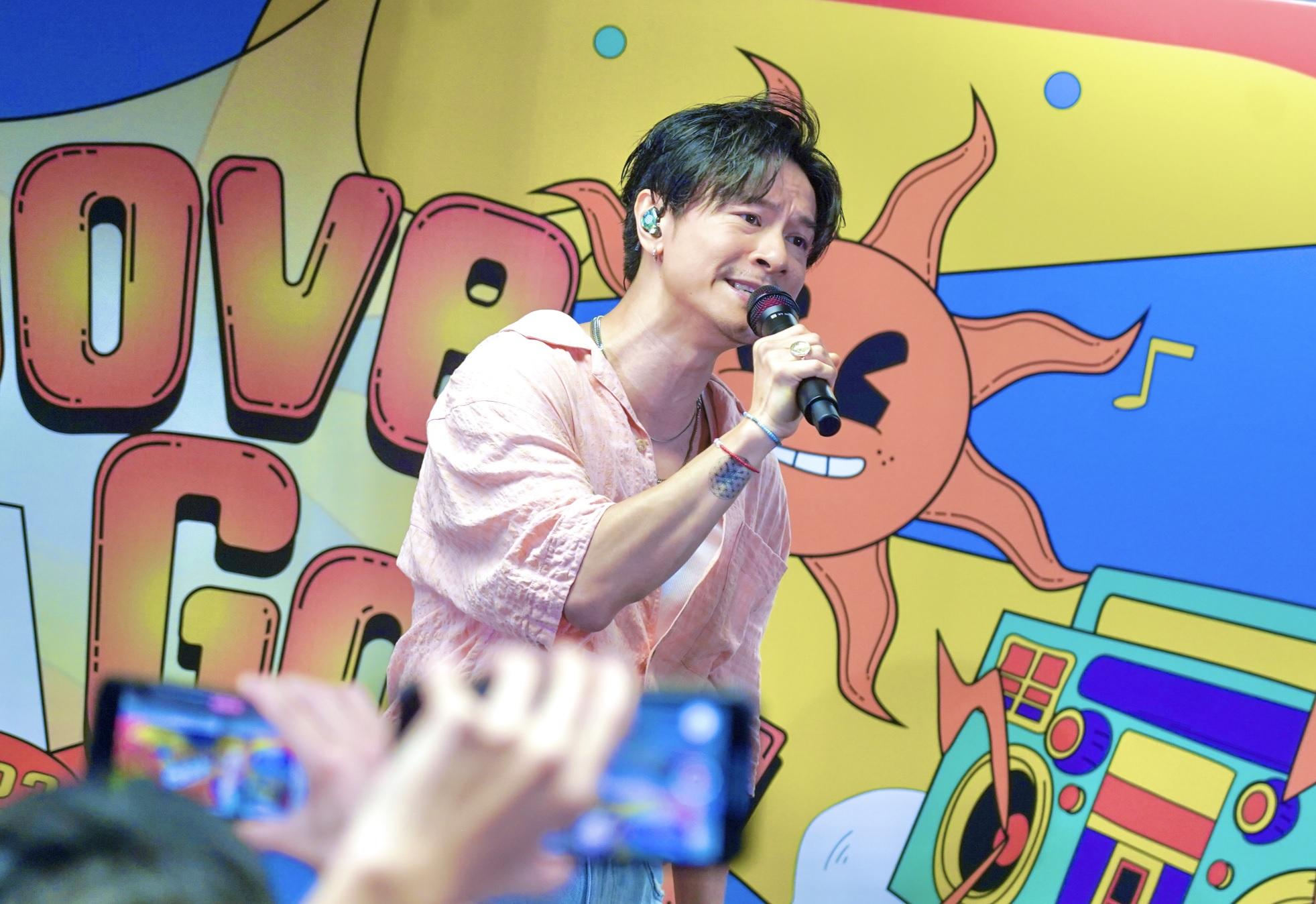 安仔即興清唱兩首歌。