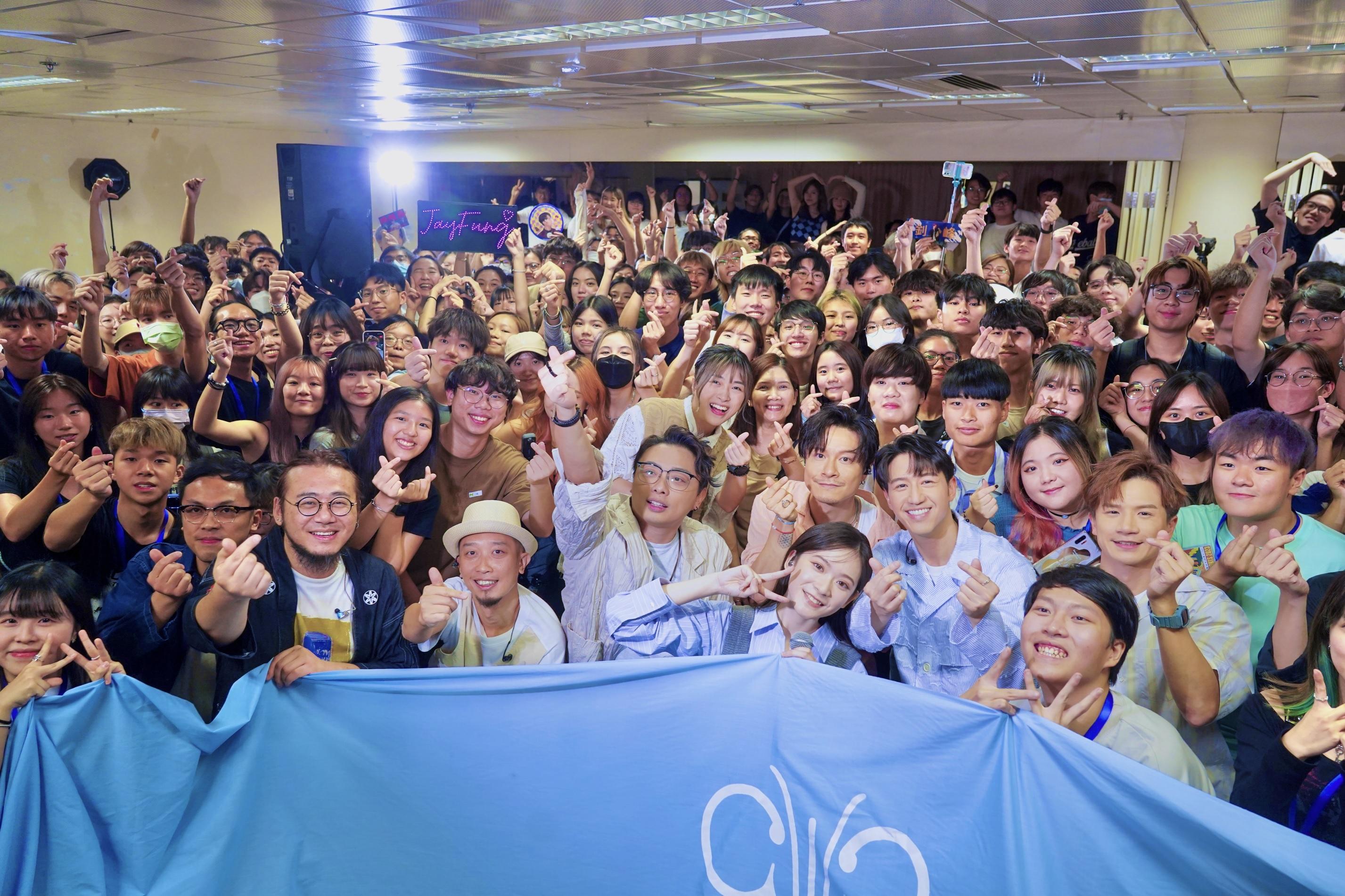 眾歌咪與粉絲拍照勁開心。