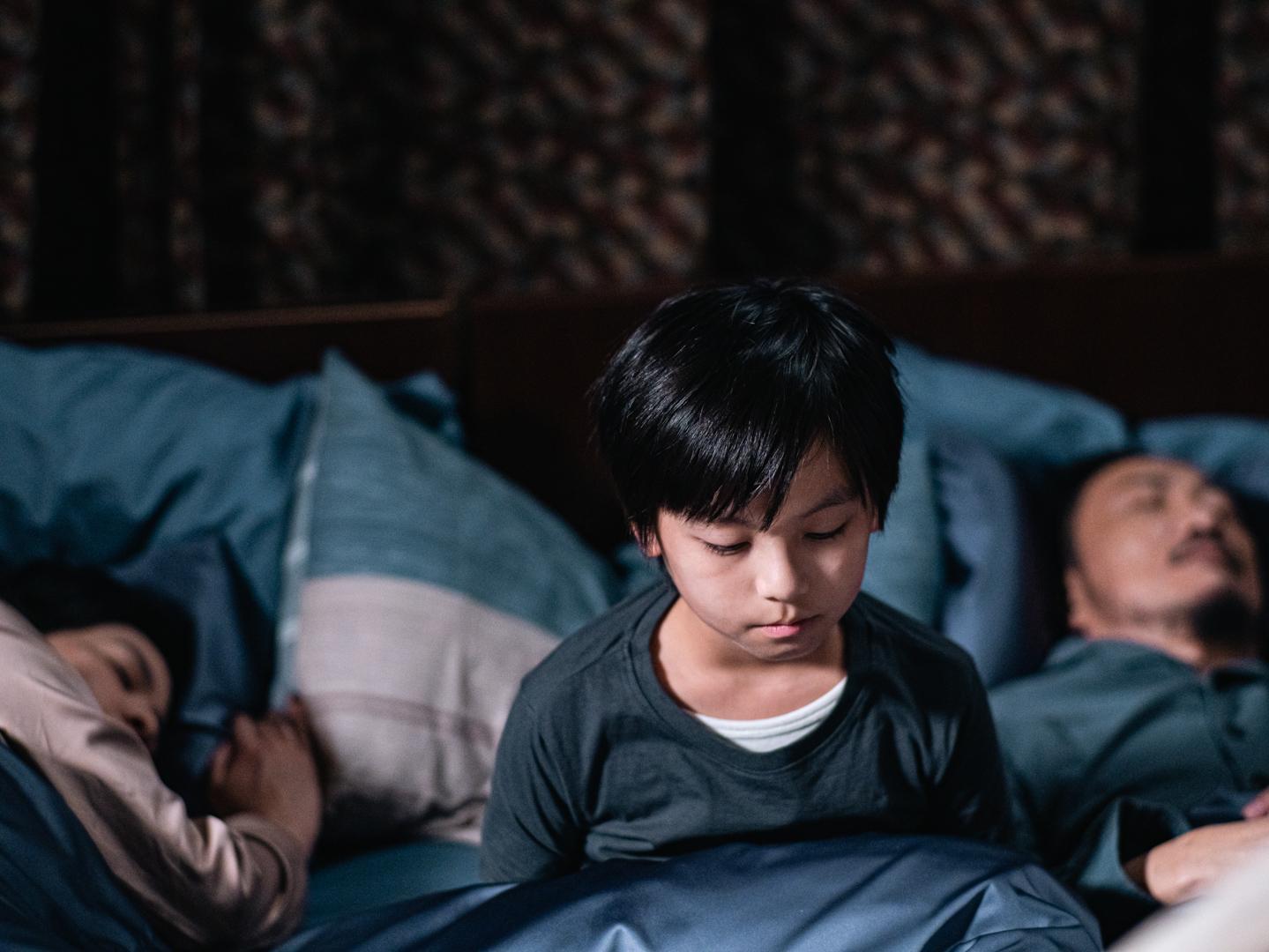 何珀廉拍《年少日記》被打到爆喊。