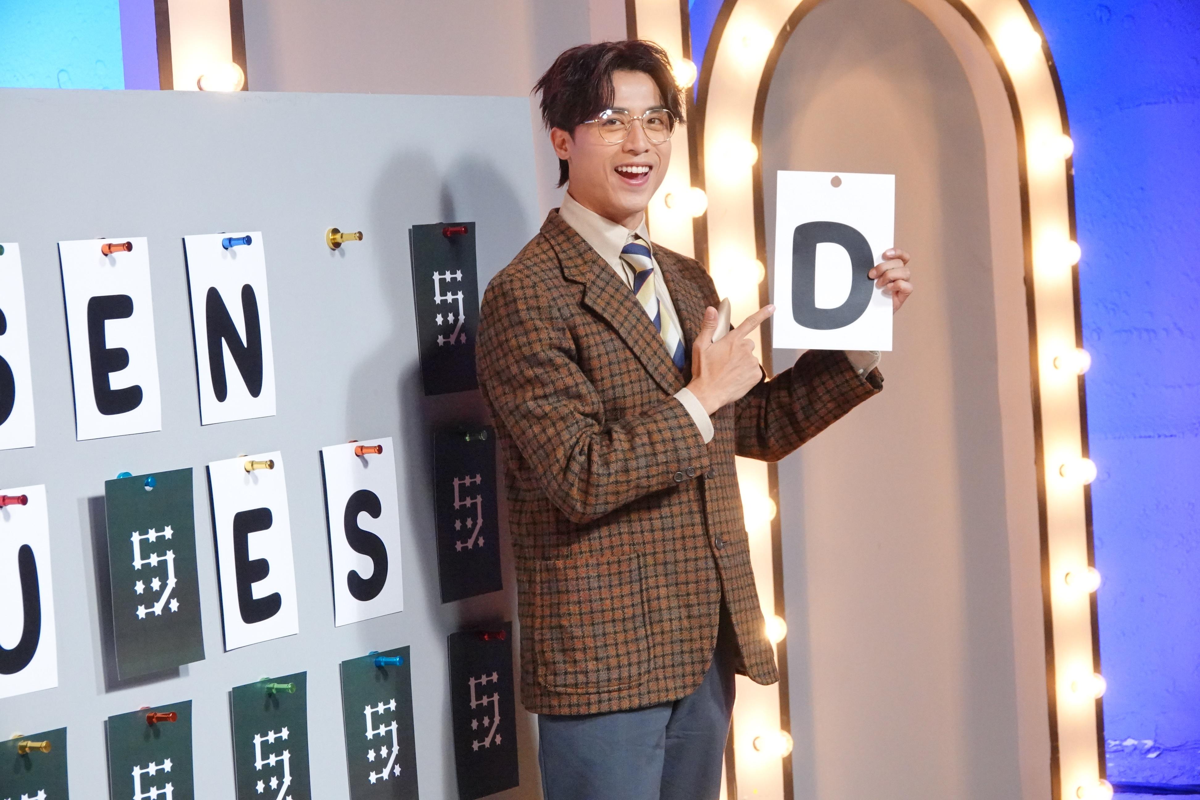 AK在MIRROR五周年團歌《Catch a Vibe》MV中,走入80年代電視Game Show中,以復古的造型擔任主持人。