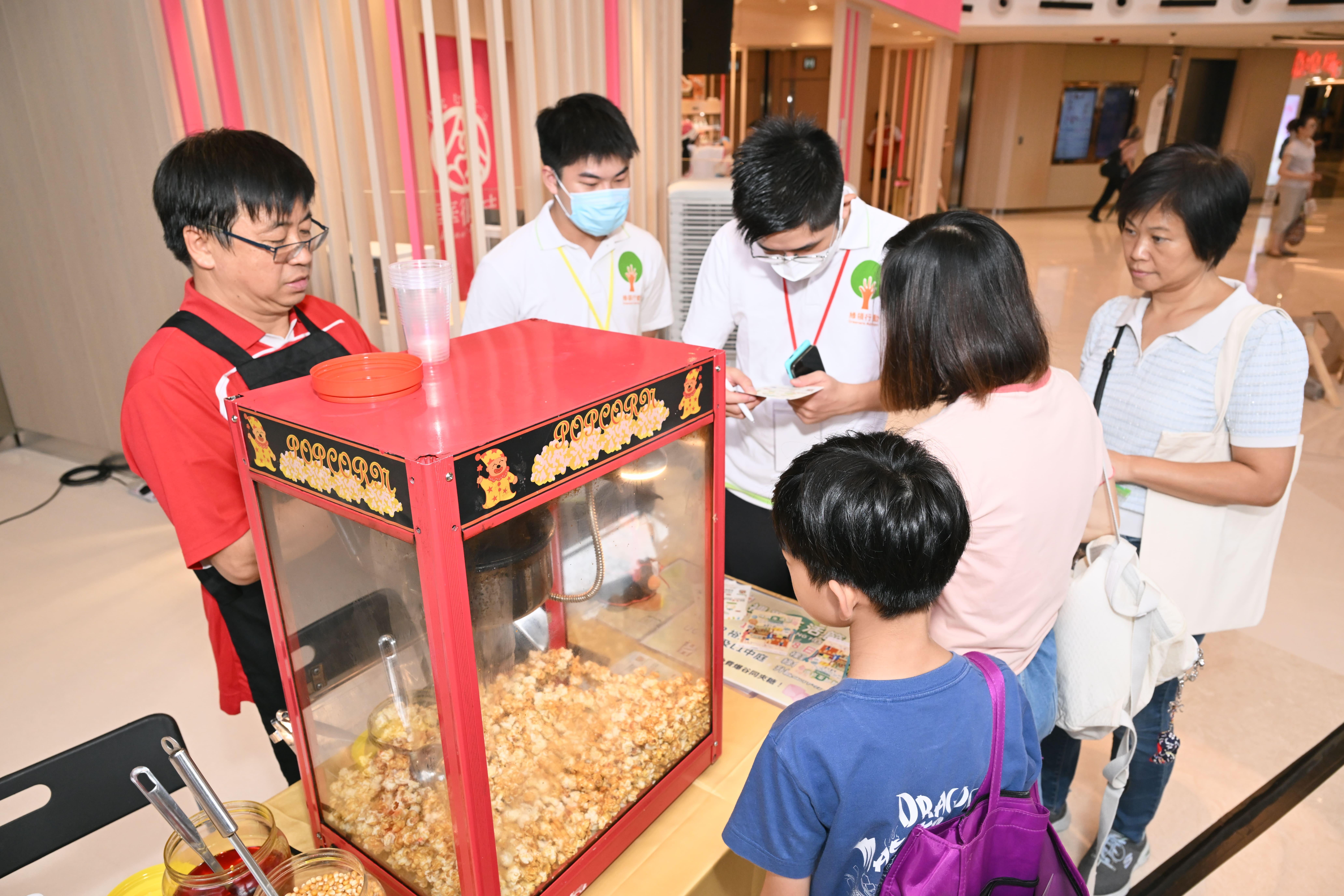 市民自攜容器購物體驗裸買並完成任務,獲贈免費爆谷或夾糖