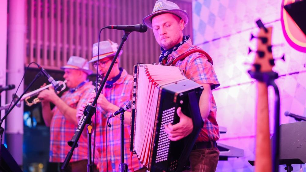 啤酒節現場亦會舉辦快閃萬聖節啤酒裝扮大賽,凡穿著萬聖節服飾參與啤酒節,即可得到免費啤酒一杯,扮鬼扮馬就可以換酒飲!各位啤酒迷不妨與家人朋友到場參加!