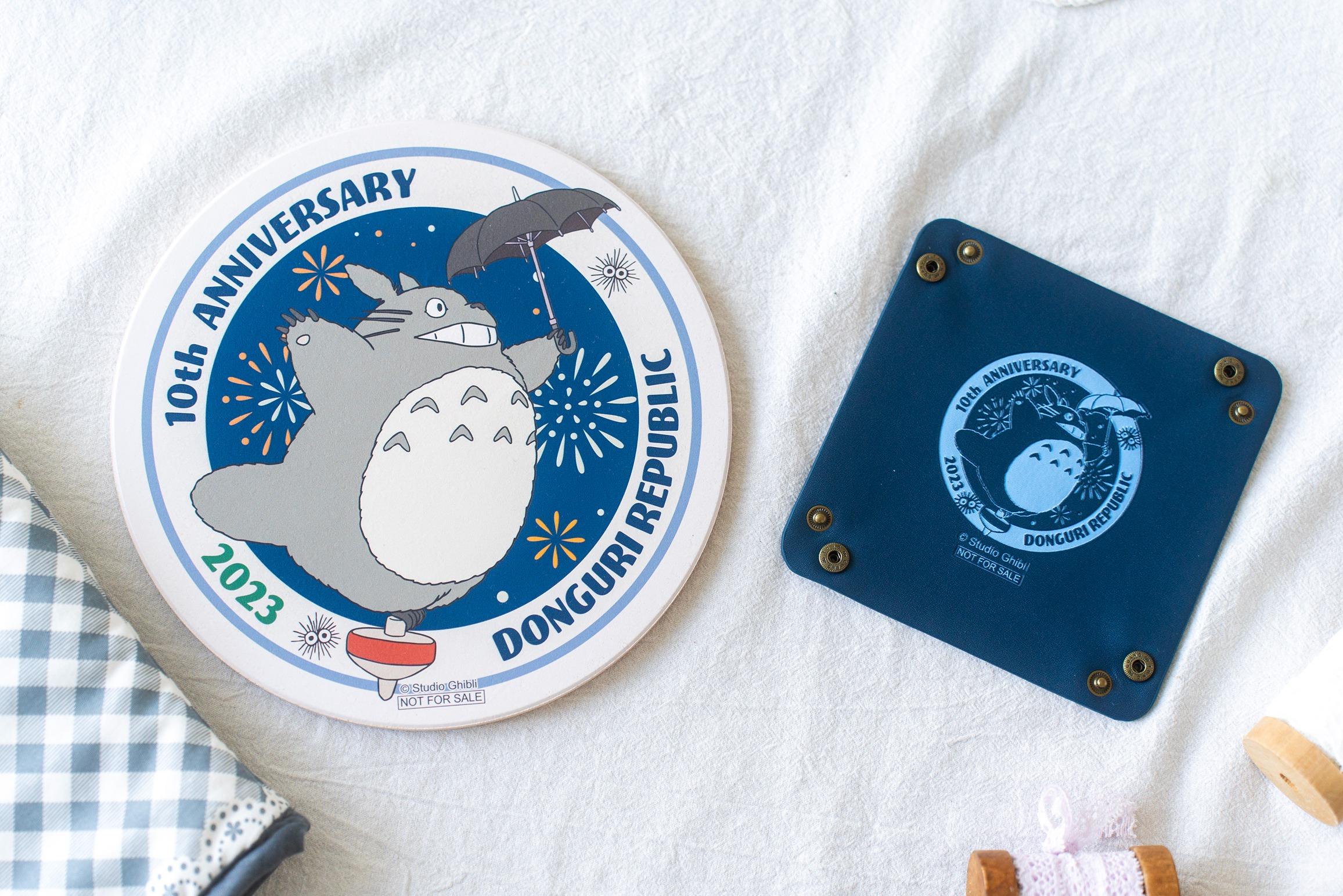 (左) Donguri Republic 10 週年期間限定鍋具隔熱墊隱藏神秘效果。