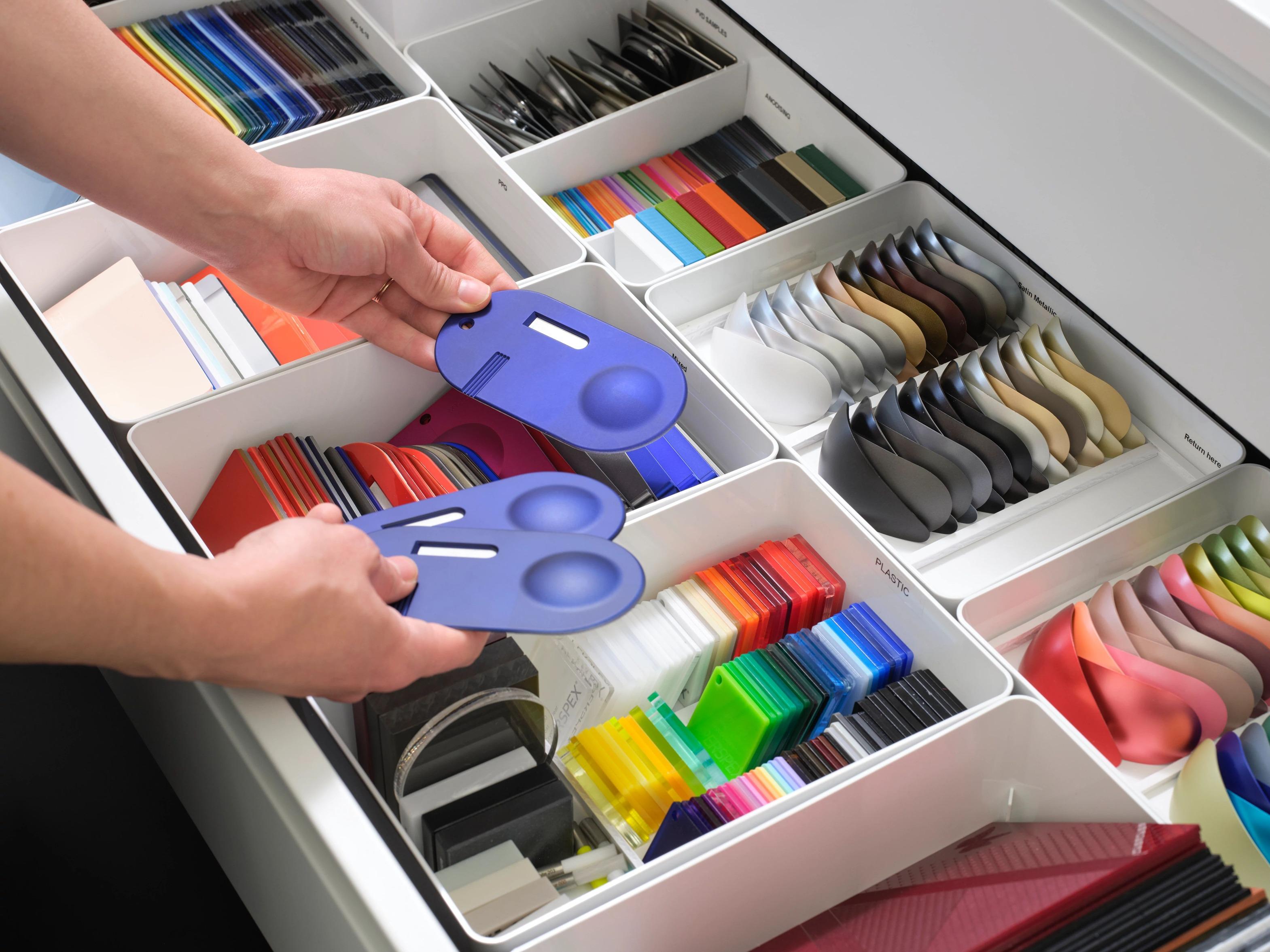 Dyson炫彩粉霧拼色風筒及造型器 明亮配色向首款吸塵機致敬