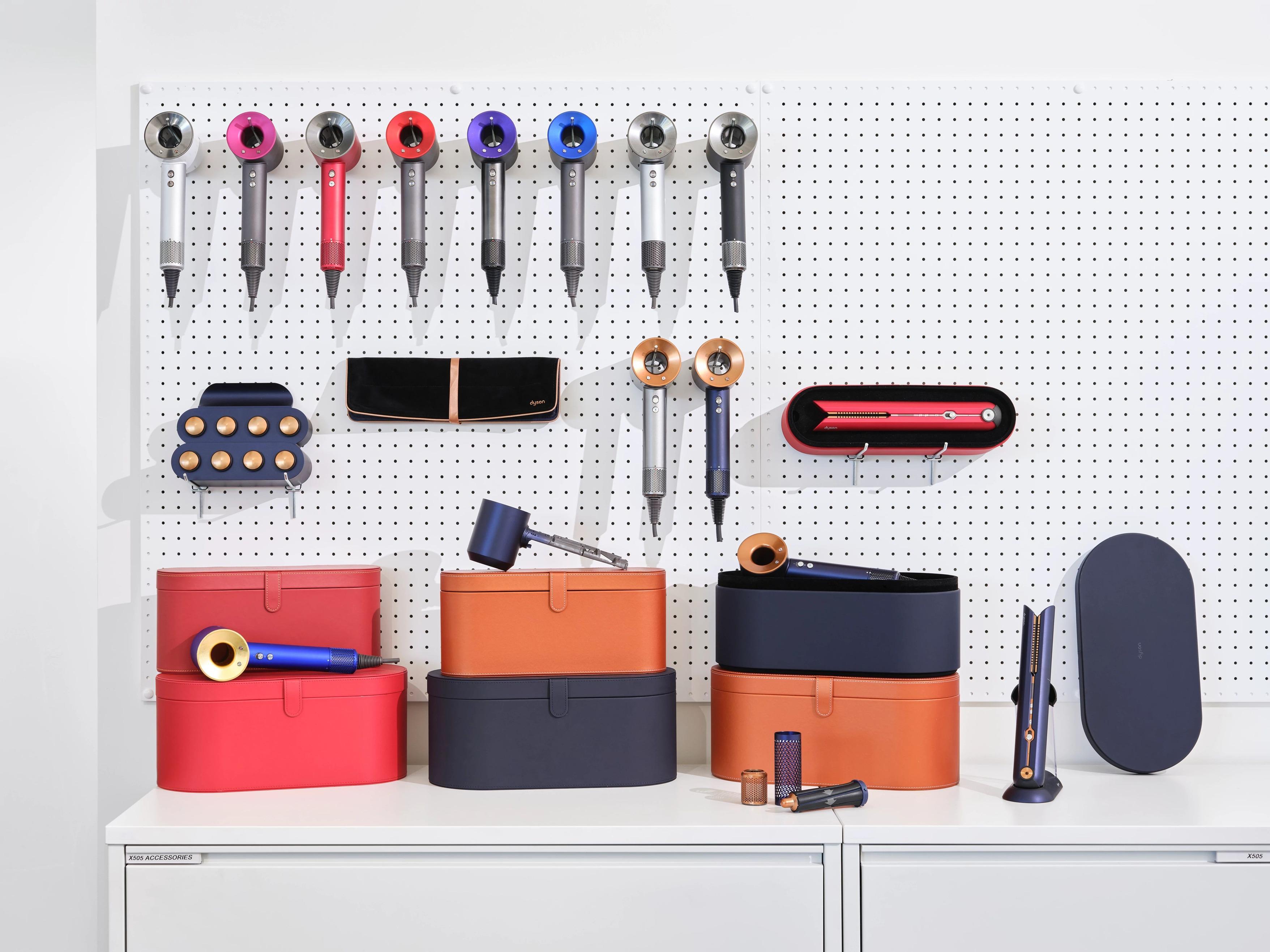 Dyson炫彩粉霧拼色風筒及造型器 明亮配色向首款吸塵機致敬