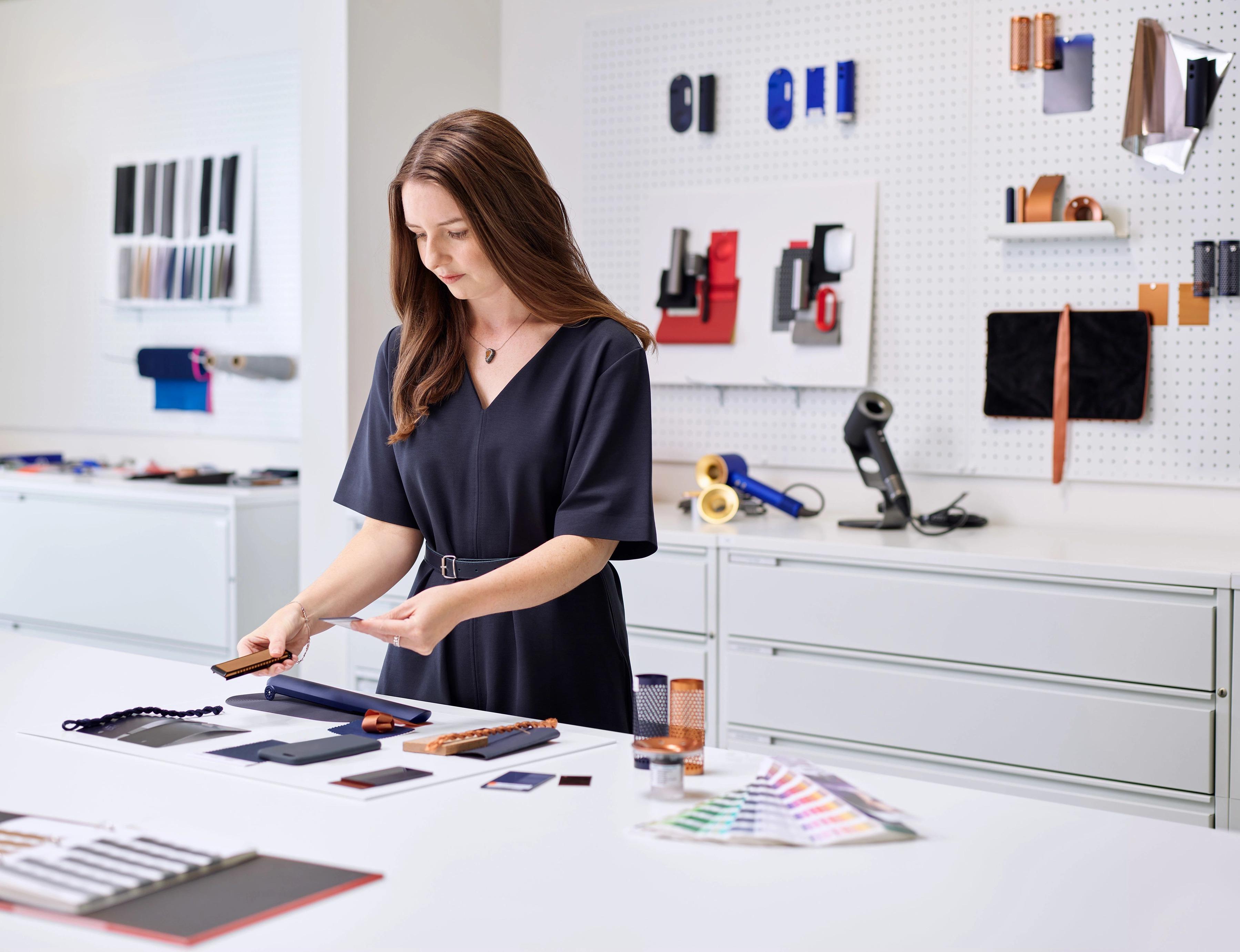 Dyson炫彩粉霧拼色風筒及造型器 明亮配色向首款吸塵機致敬