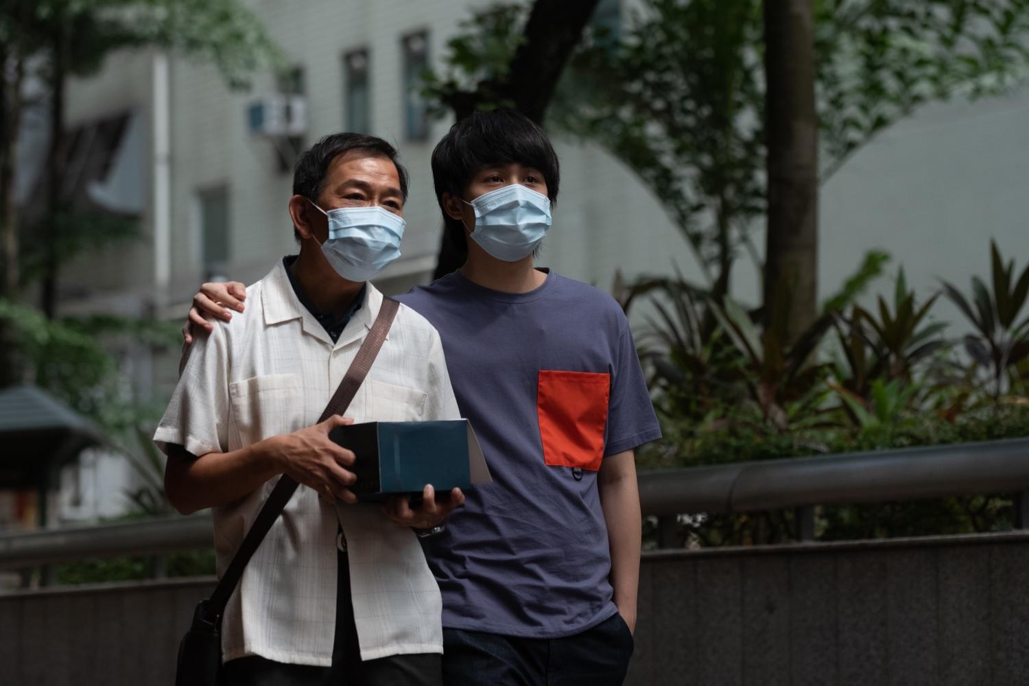 吳肇軒在電影《說笑之人》與袁富華演父子。(劇照)