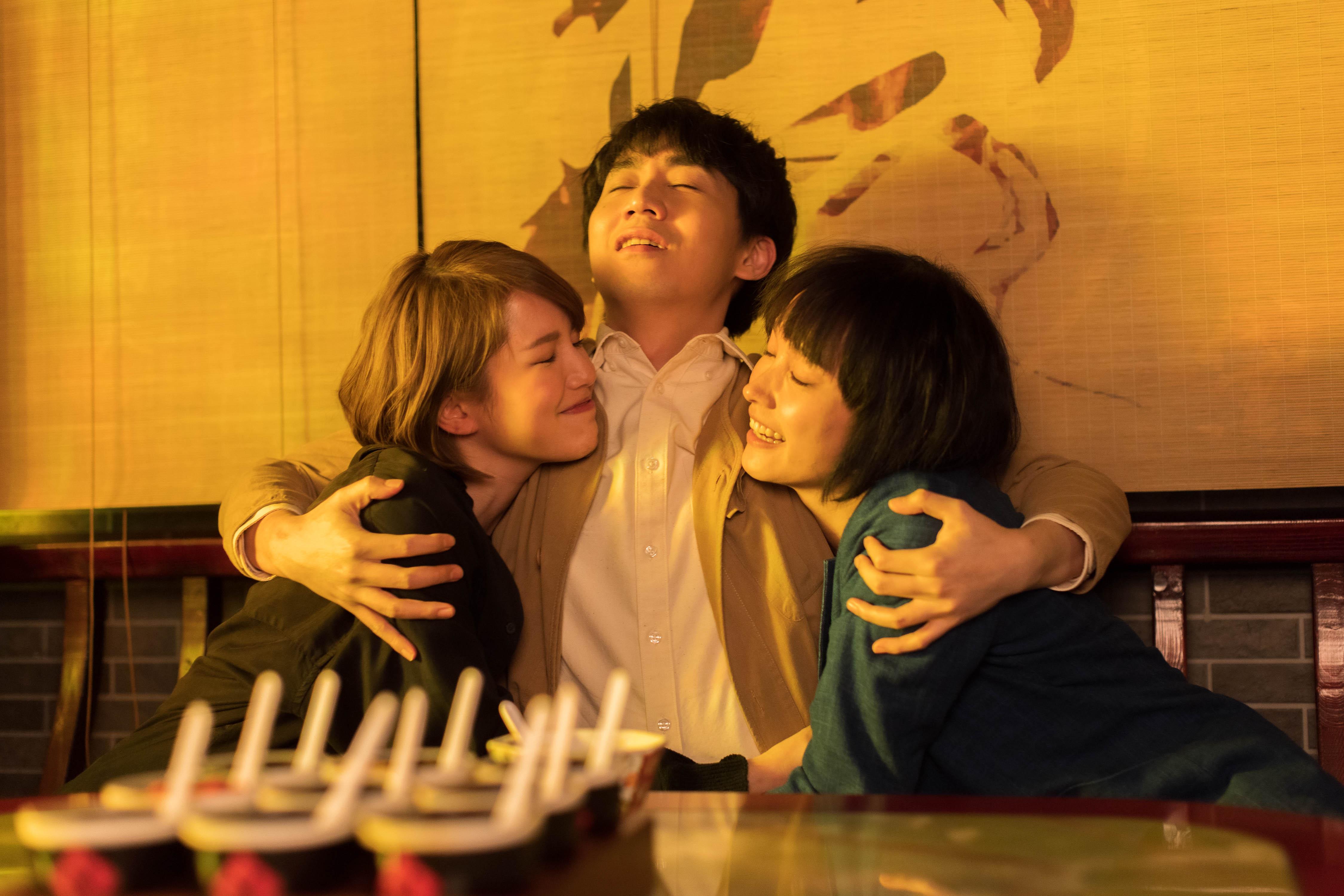 吳肇軒在《Food Buddies》演的阿德左擁右抱,享齊人之福。(劇照)