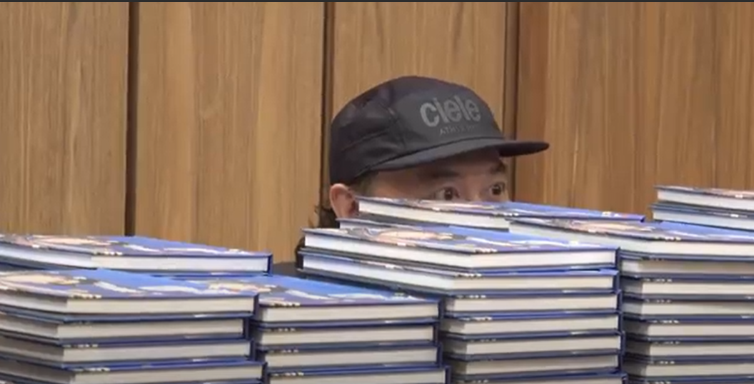 Eason 簽了過千張專輯。