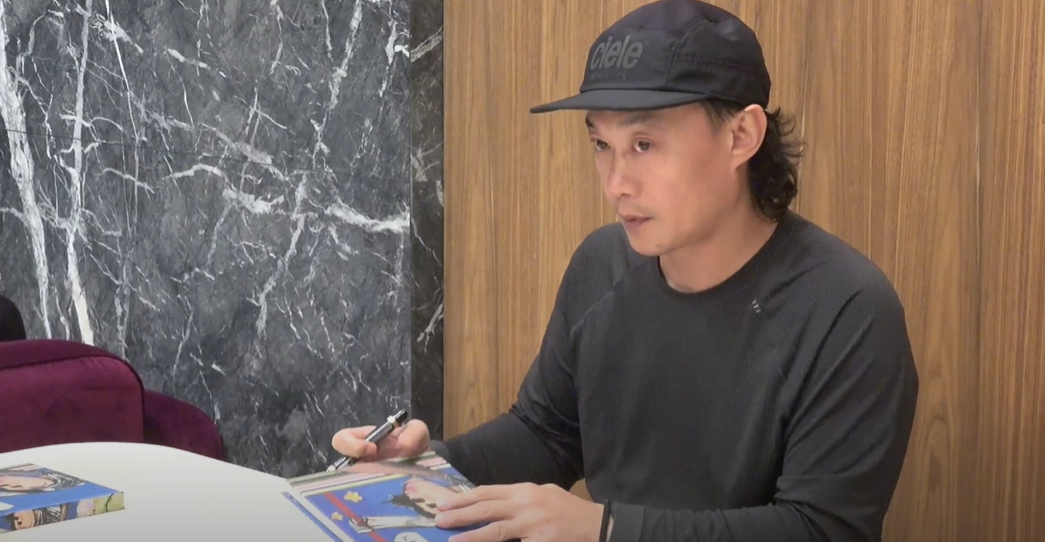 Eason看著自己2023年生產出來的BB (《CHIN UP!》新專輯),一度感觸眼紅紅。