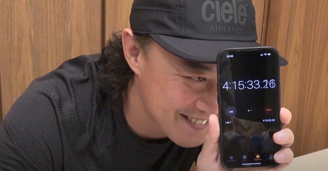 Eason 足足花了4小時15分鐘簽名。