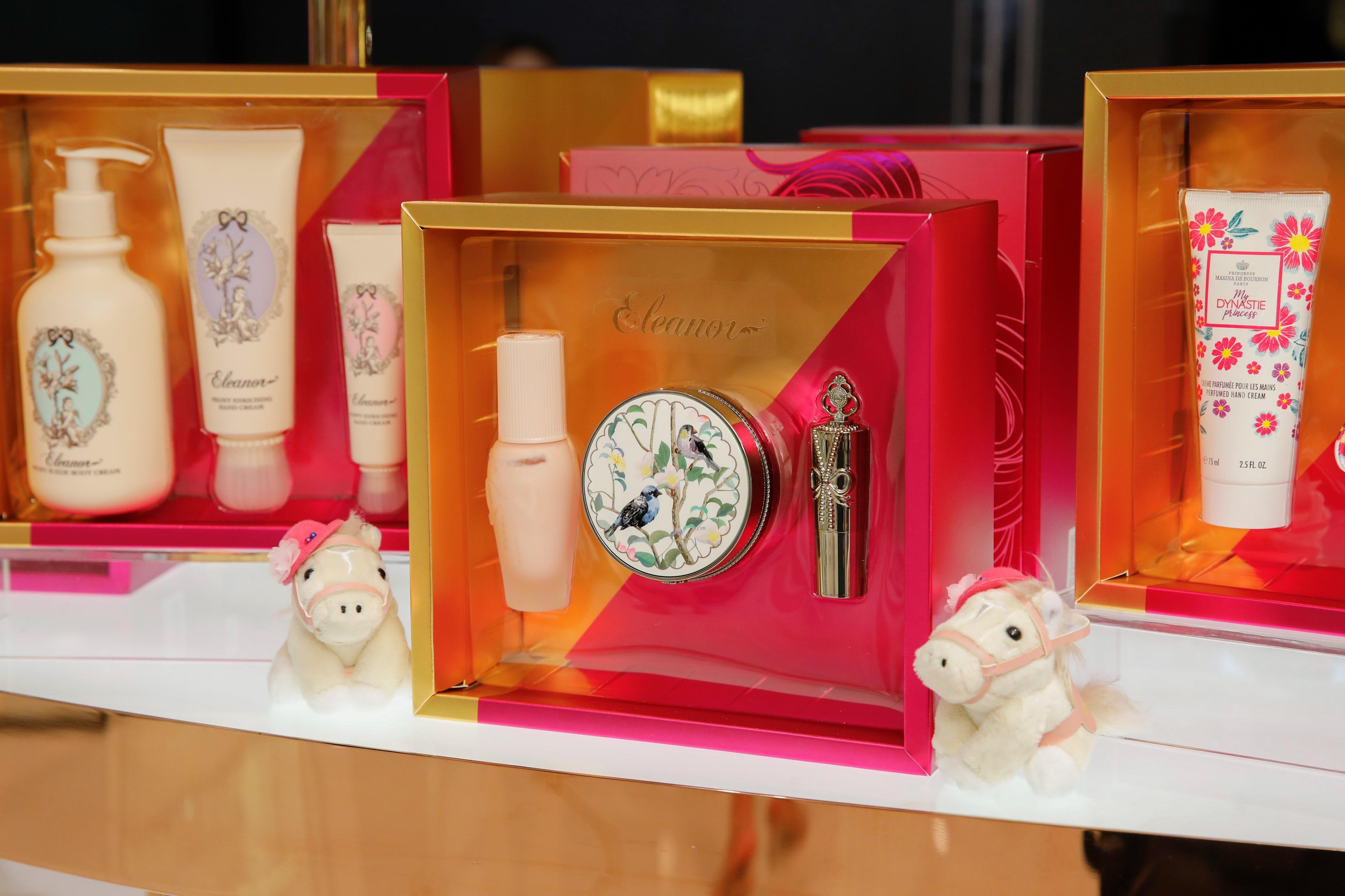 Eleanor永遠美麗限定彩妝套裝 .SPF50+PA+++花漾潤色妝前底霜 .SPF50PA+++無瑕緊緻保濕氣墊 .魔幻鑰匙系列高顯色水潤唇膏04暗緋紅 莎莎美麗組合價$688、零售價$1,041