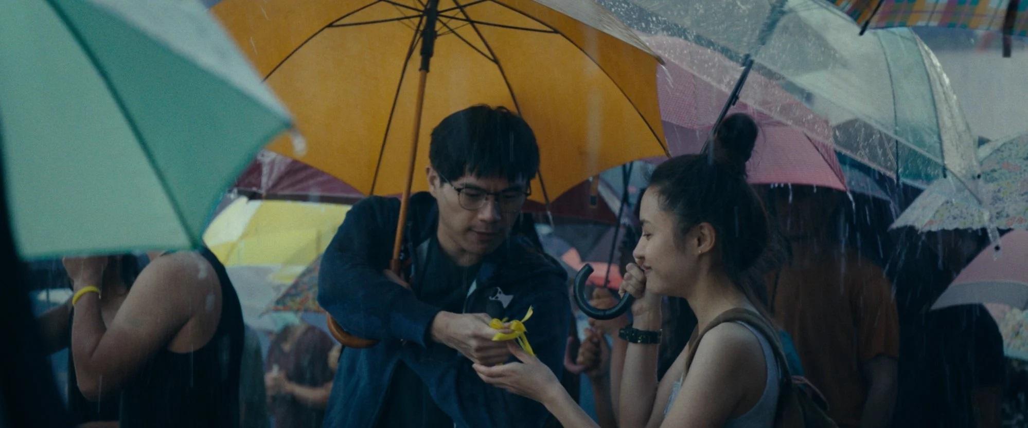 《Expats》還有港星柯煒林、岑樂怡參演,有兩人在雨中撐傘的畫面。