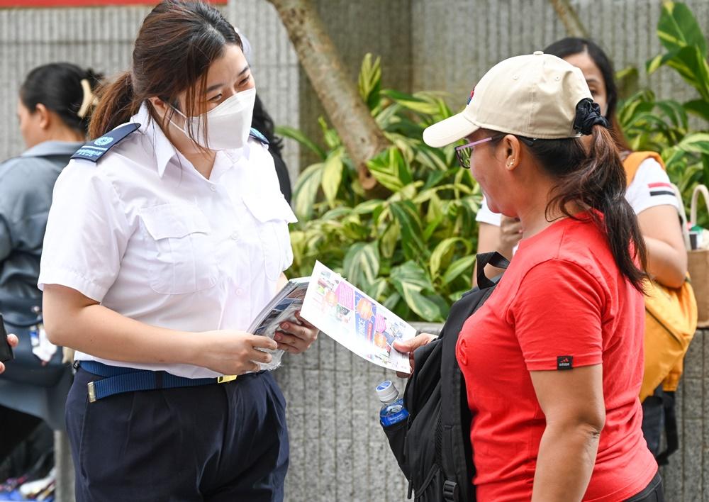食環署人員到多區進行宣傳教育活動,向外傭、商戶及市民派發宣傳單張,呼籲守法。(政府新聞處圖)