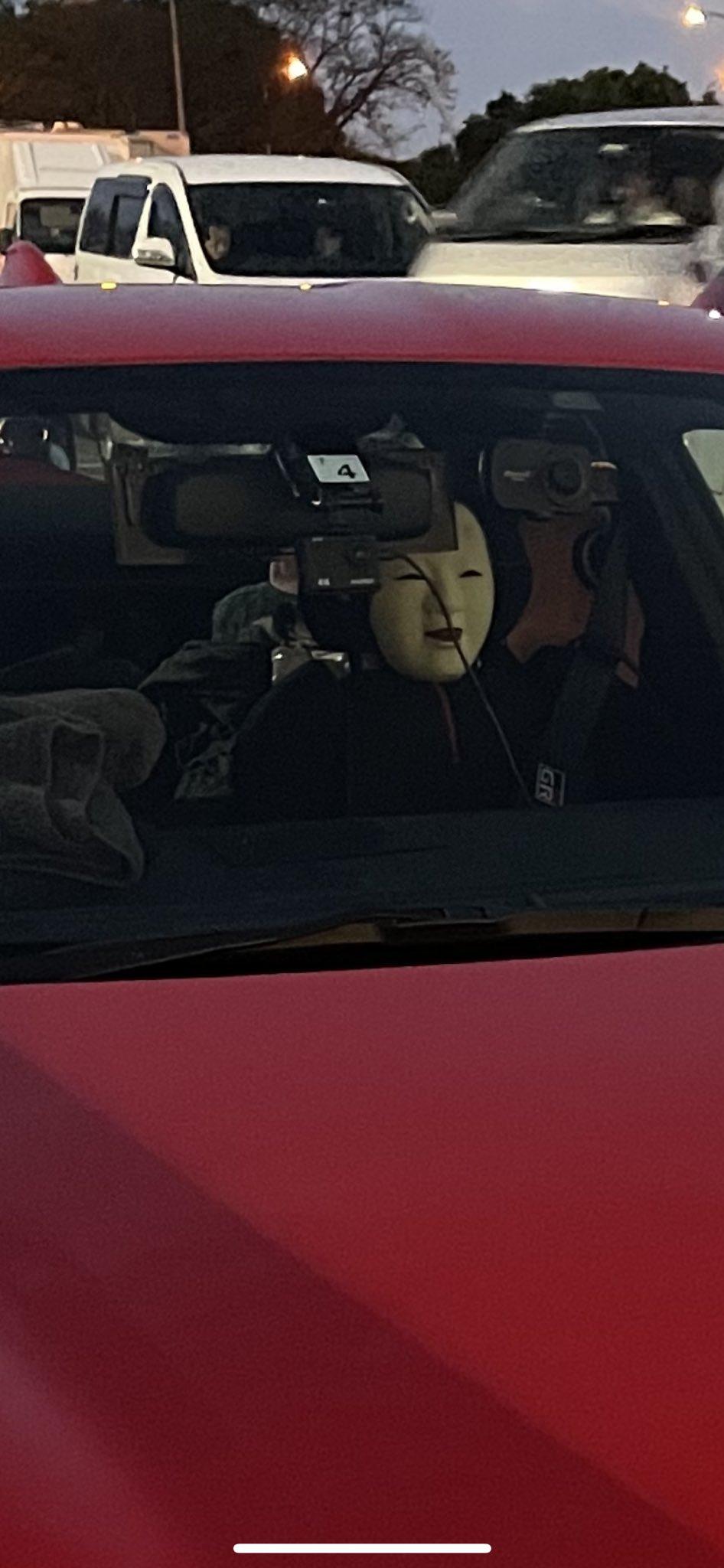 日本網友車上掛「恐怖面具」有效杜絕後車危險駕駛!(X@Ryoutan_Custom)