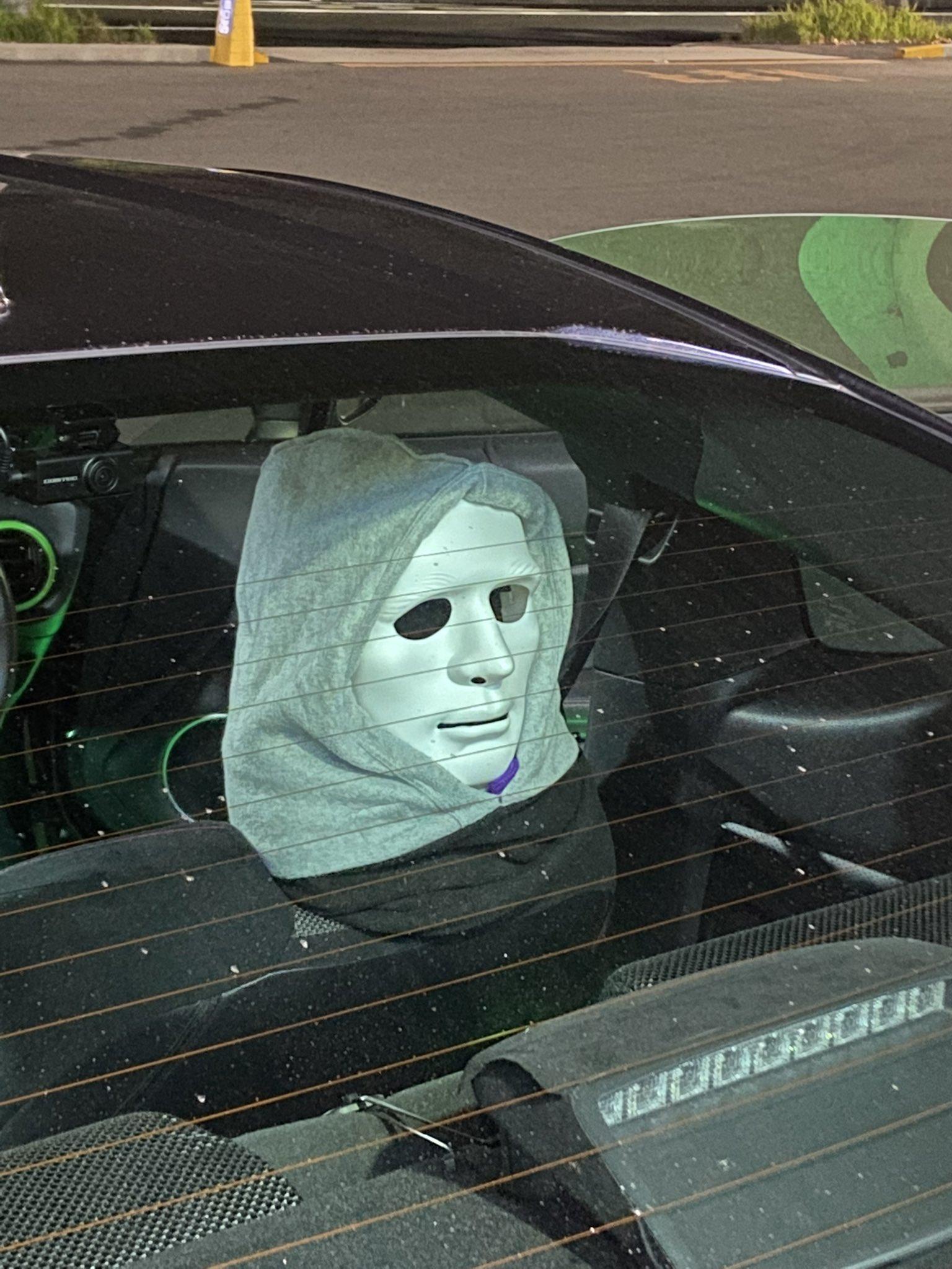 日本網友車上掛「恐怖面具」有效杜絕後車危險駕駛!(X@Ryoutan_Custom)