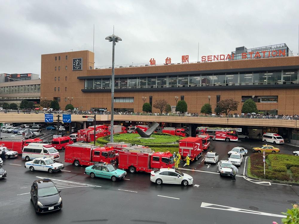 大批消防車趕到仙台站。(X)