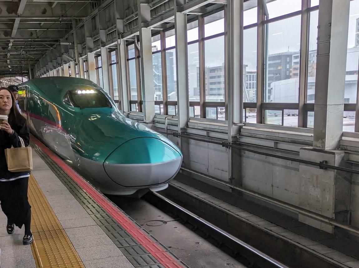 部份東北新幹線列車出現延誤。(X)