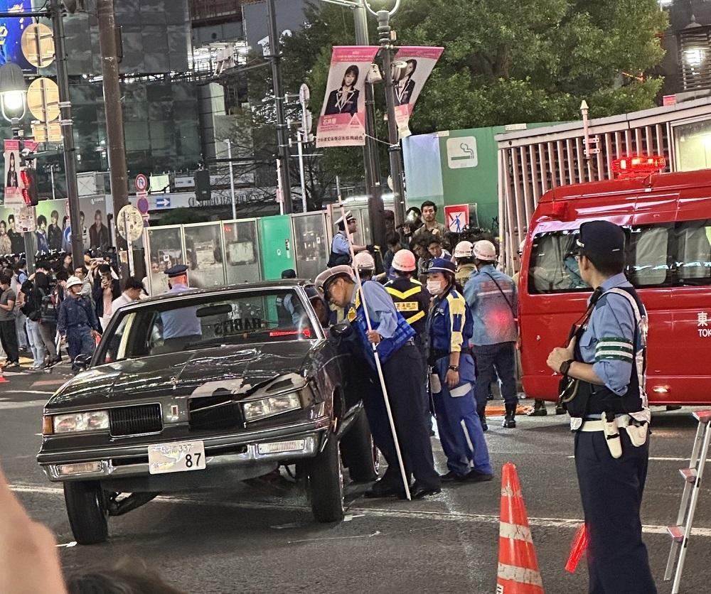 警察調查跑車的狀況。(X)