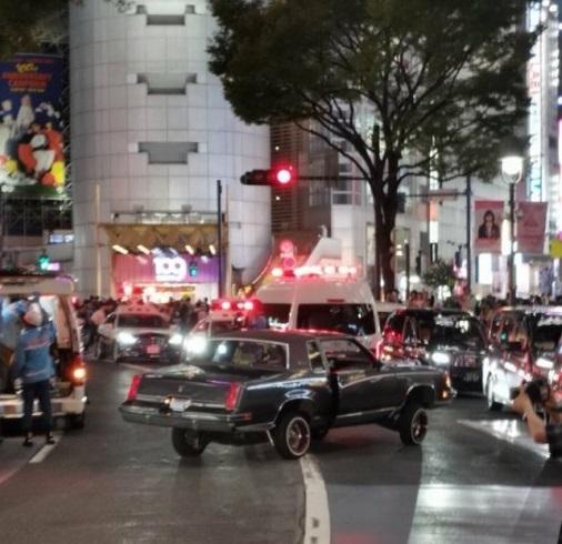 跑車原本轉向109大樓行駛。(X)